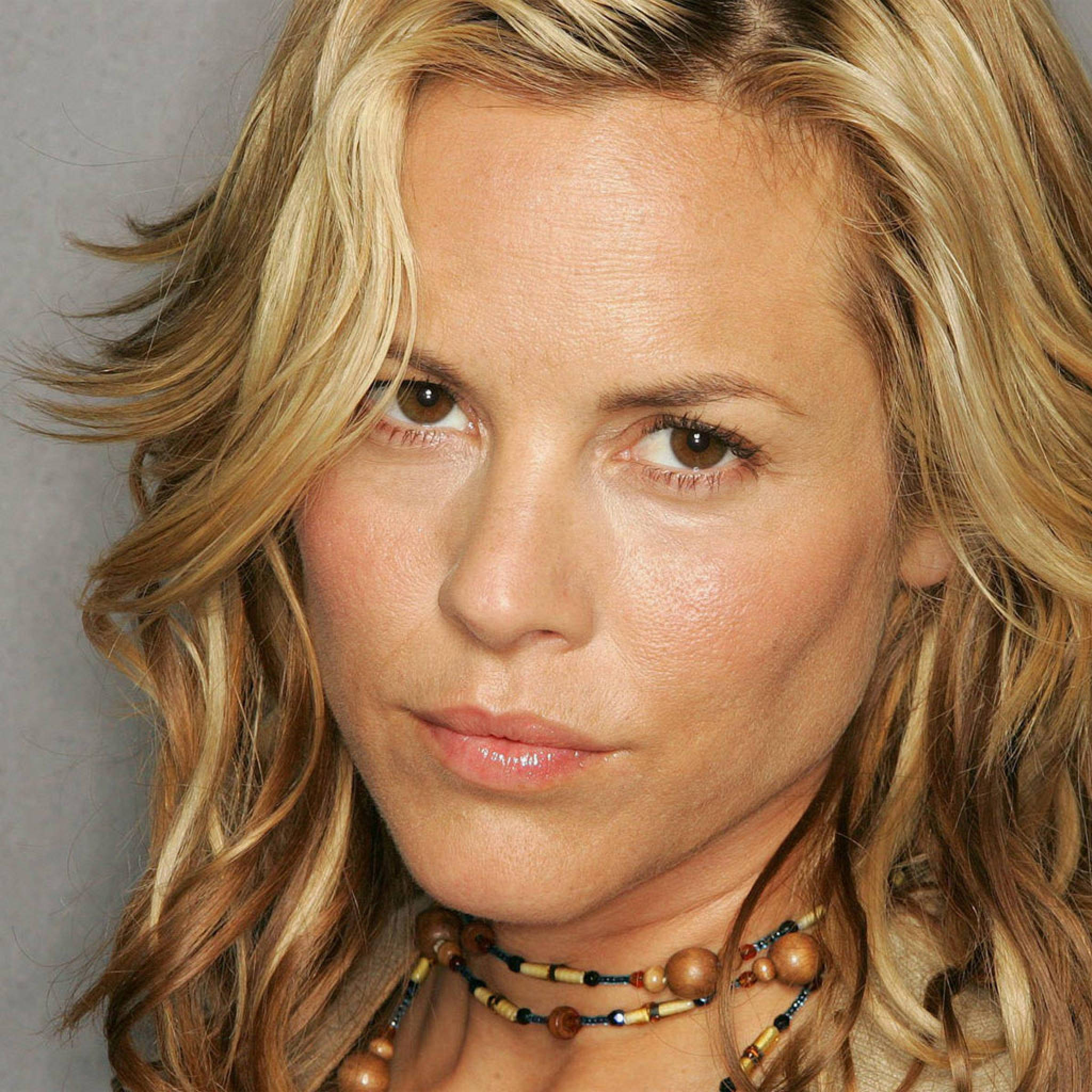 Maria Bello, wavy blonde hair, beaded necklace, Full HD Desktop Wallpaper