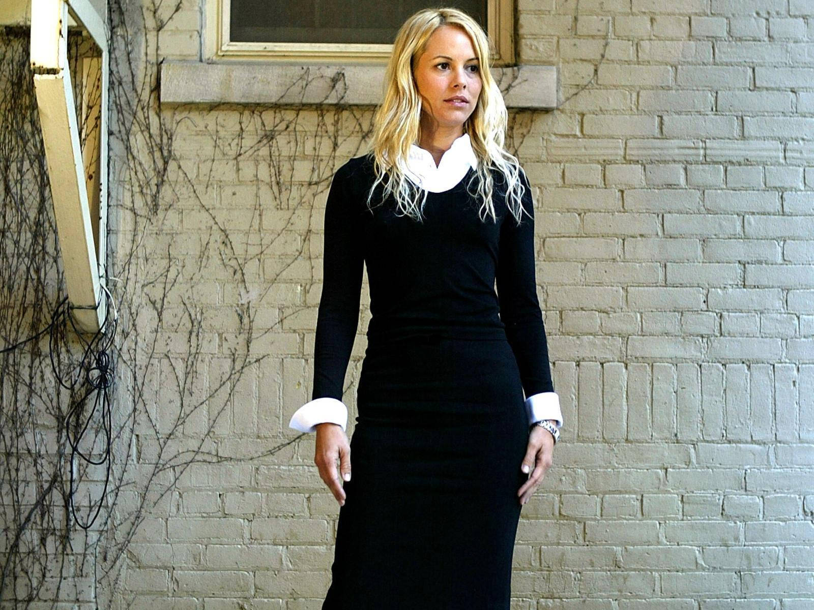 Maria Bello, white brick wall, black dress, HD Desktop Wallpaper