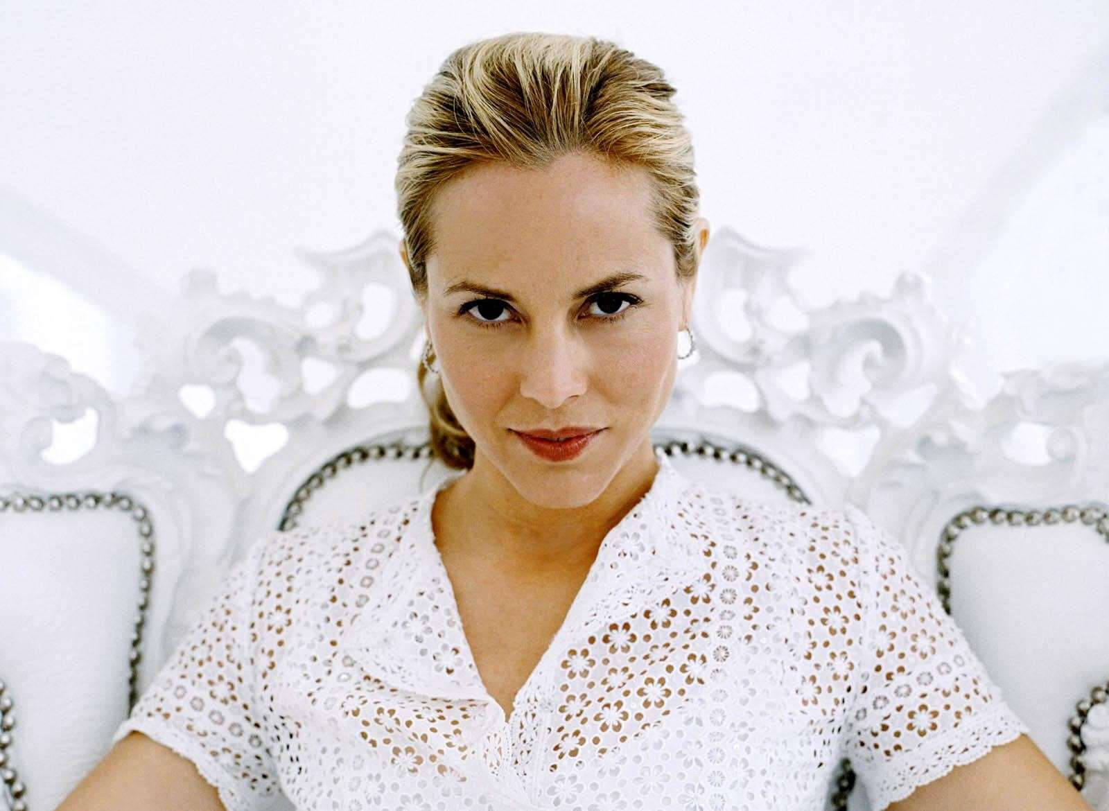 Maria Bello, simple white dress, blonde hair, HD Desktop Wallpaper