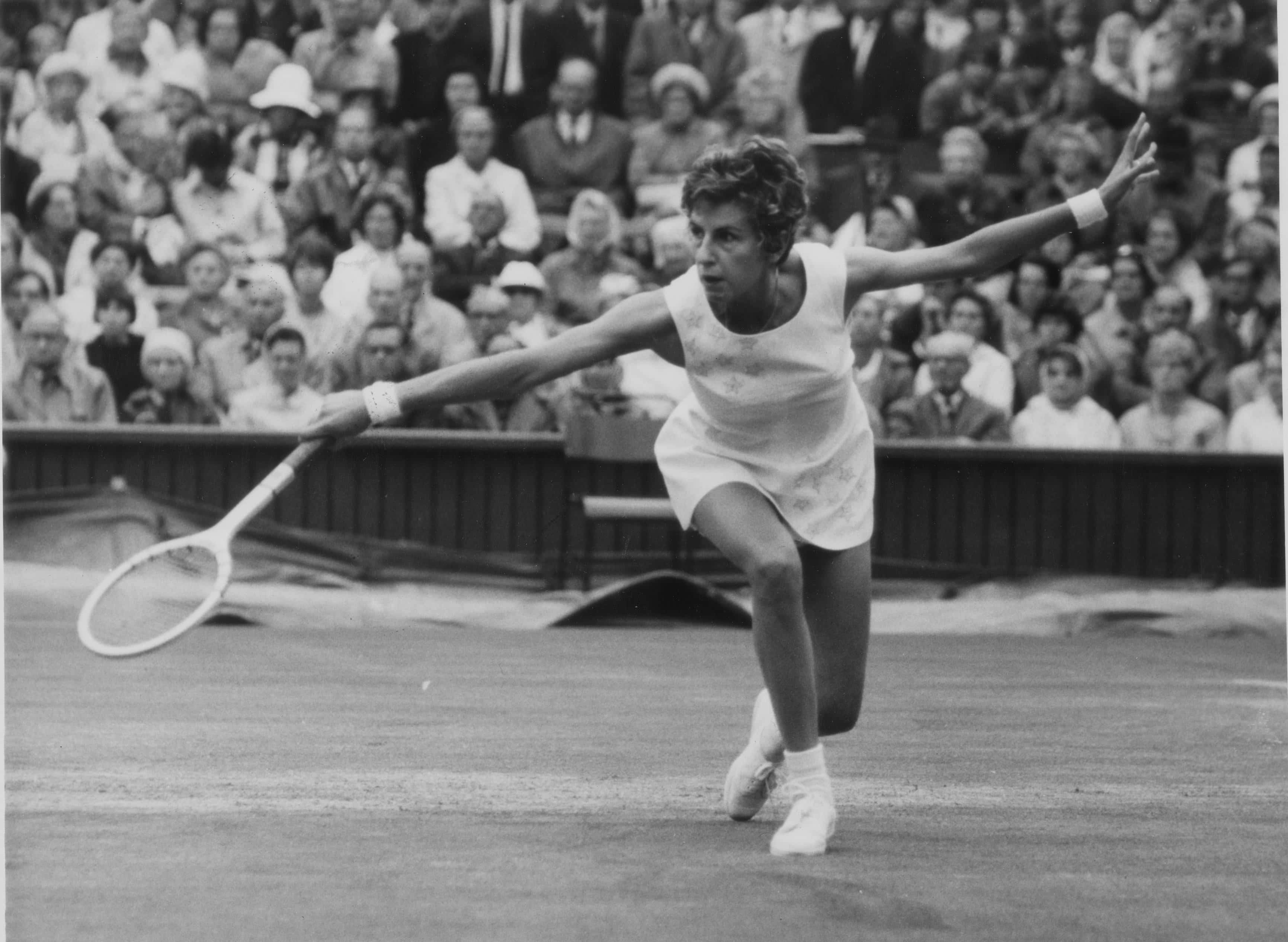 Maria Bueno, grass court, black and white, 2K Desktop Wallpaper