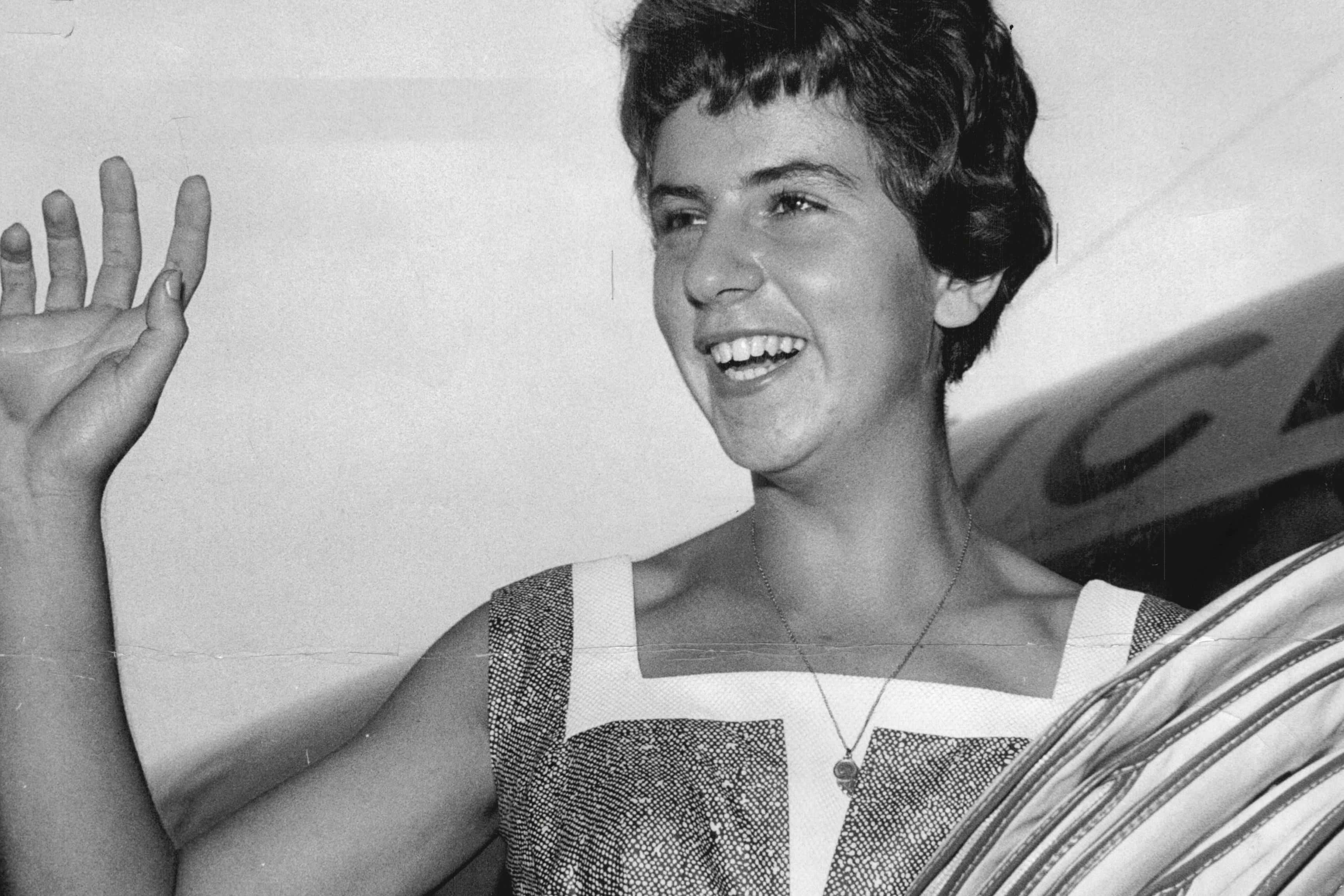 Maria Bueno, short dark hair, patterned dress, 2K Desktop Wallpaper