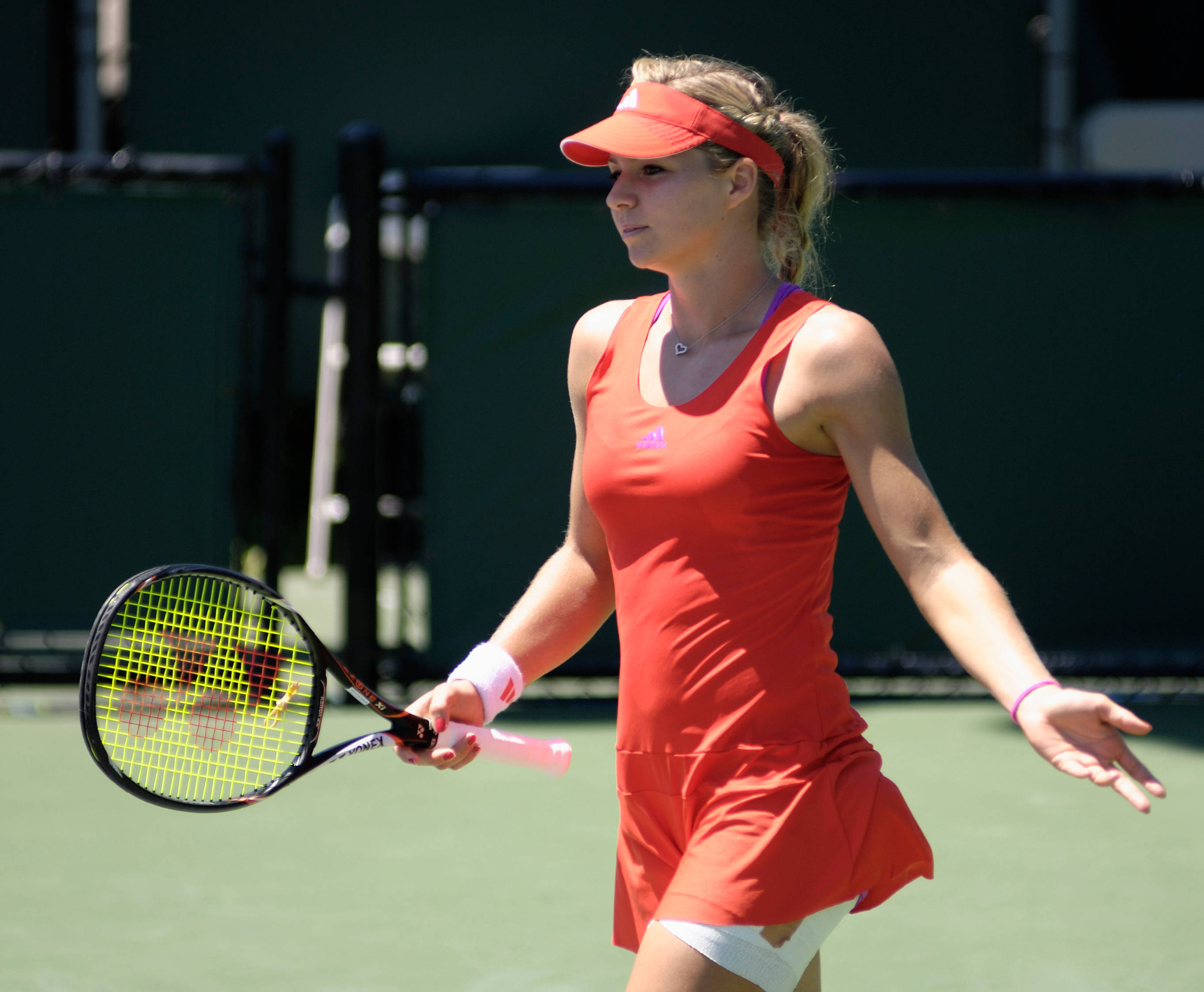 Maria Kirilenko, red adidas dress, visor, 2K Desktop Wallpaper