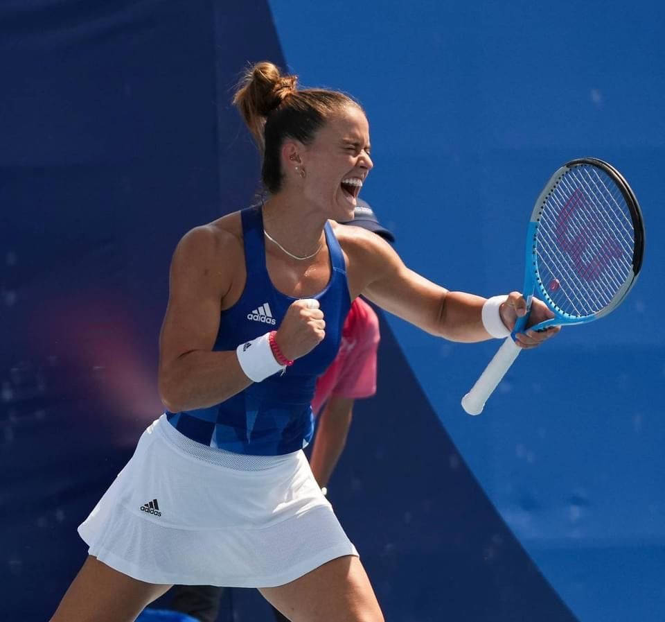 Maria Sakkari, blue and white gear, raised racket, SD Desktop Wallpaper