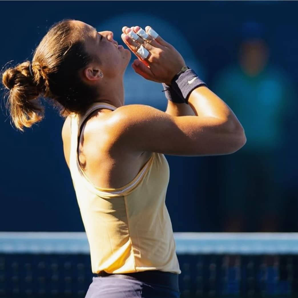Maria Sakkari, yellow top, blue court, SD Desktop Wallpaper