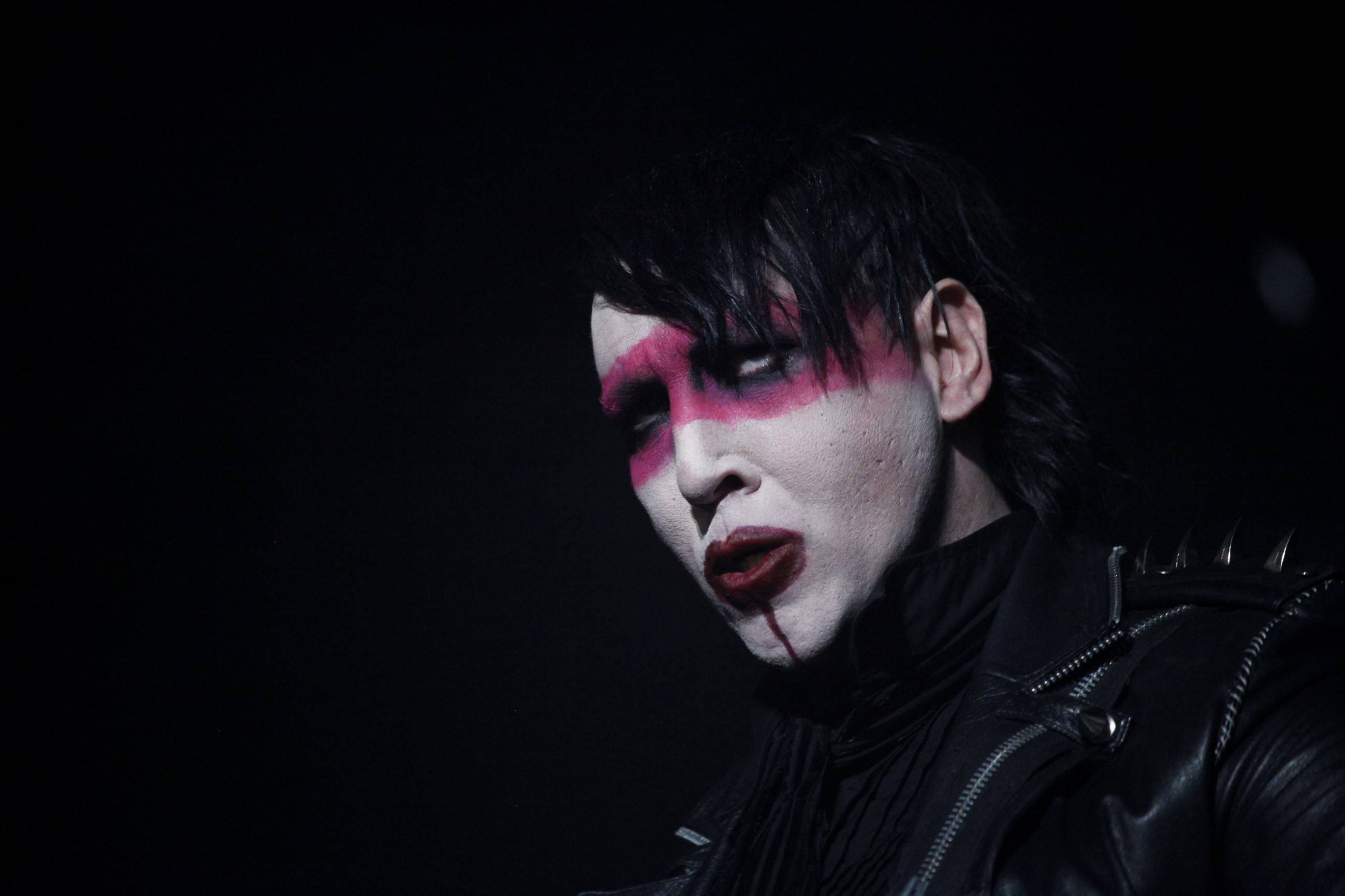 Marilyn Manson, pink and white face paint, red lips, 2K Desktop Wallpaper