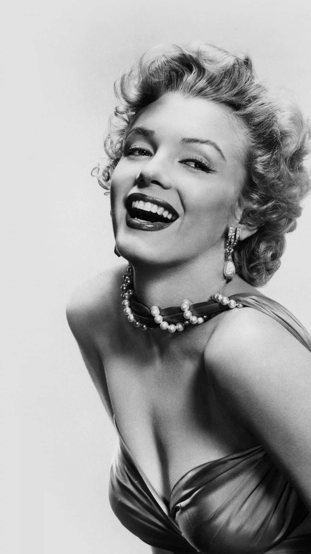 Marilyn Monroe, black and white studio portrait, pearls, Full HD Phone Wallpaper