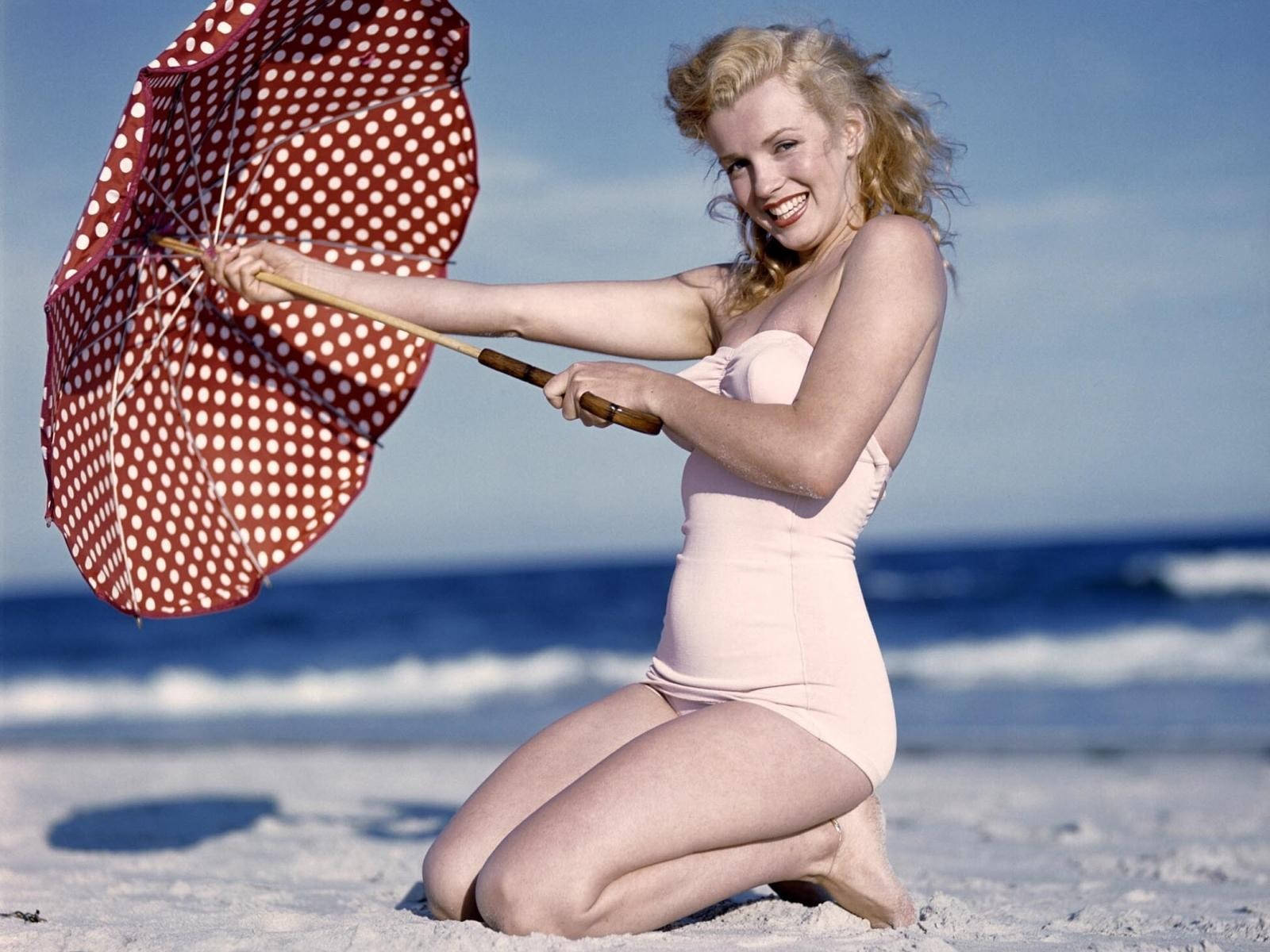Marilyn Monroe, sunny beach, red polka-dot umbrella, HD Desktop Wallpaper