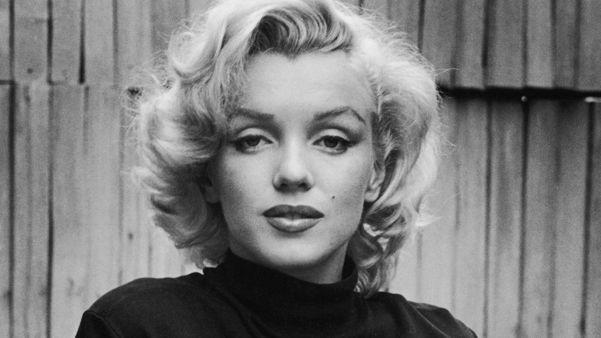Marilyn Monroe, blonde curls, weathered wooden fence, Full HD Desktop Wallpaper