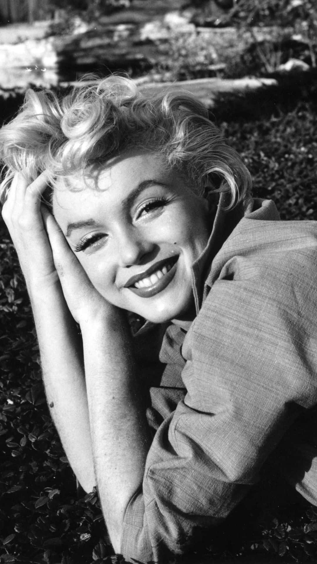 Marilyn Monroe, iPhone, grassy outdoor setting, Full HD Phone Wallpaper