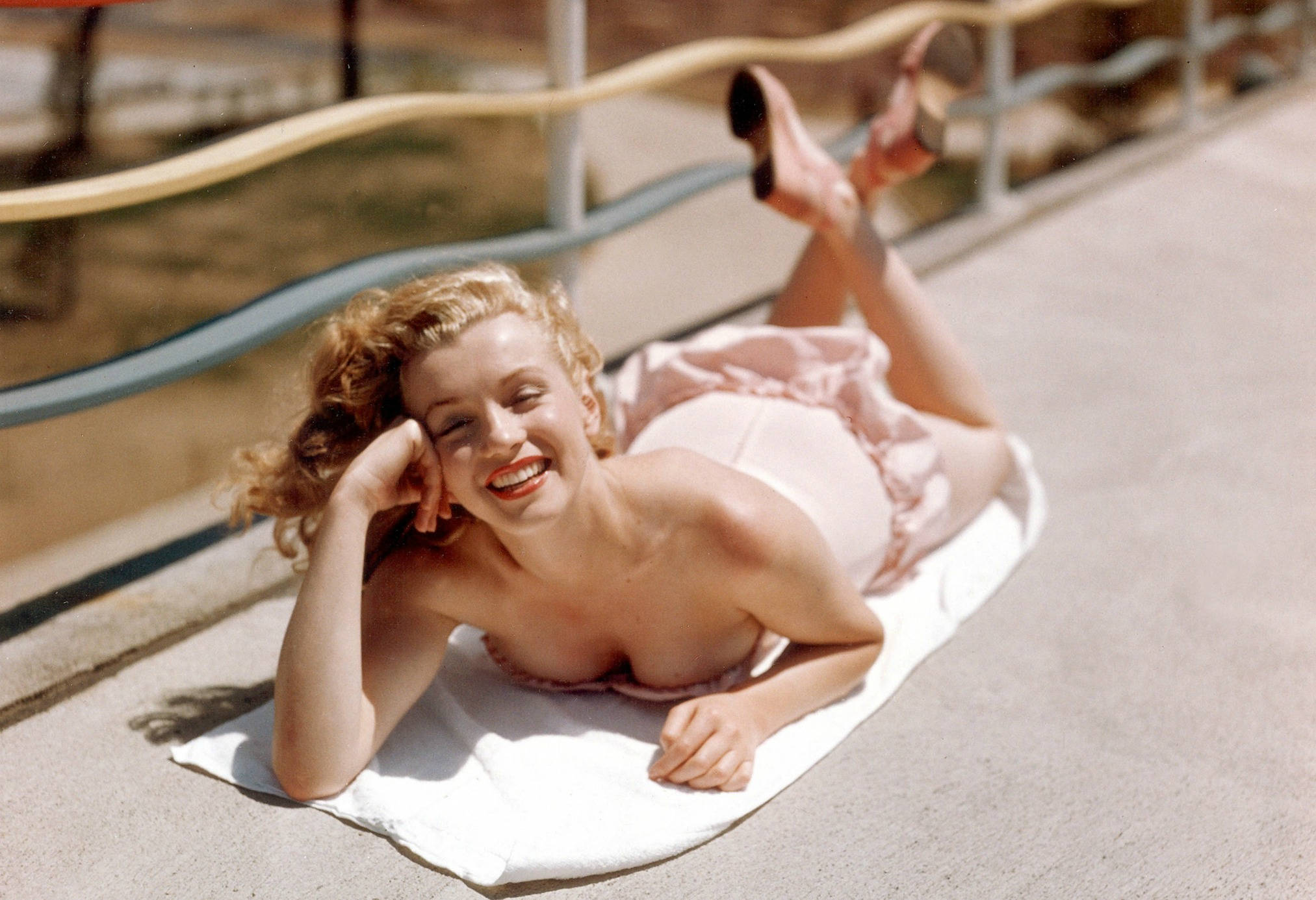 Marilyn Monroe, pink dress, white towel, Full HD Desktop Wallpaper