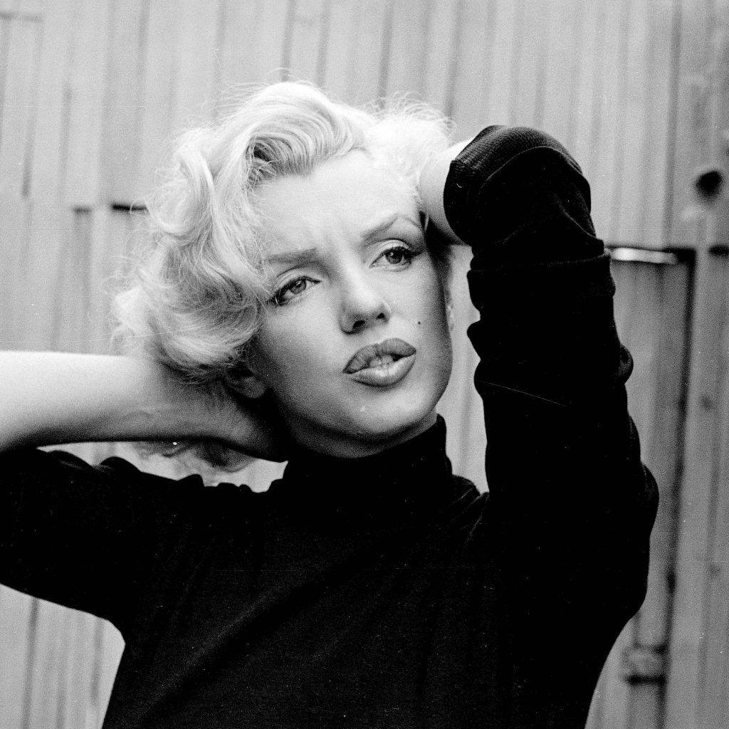 Marilyn Monroe, hands behind head, wooden fence, SD Desktop Wallpaper