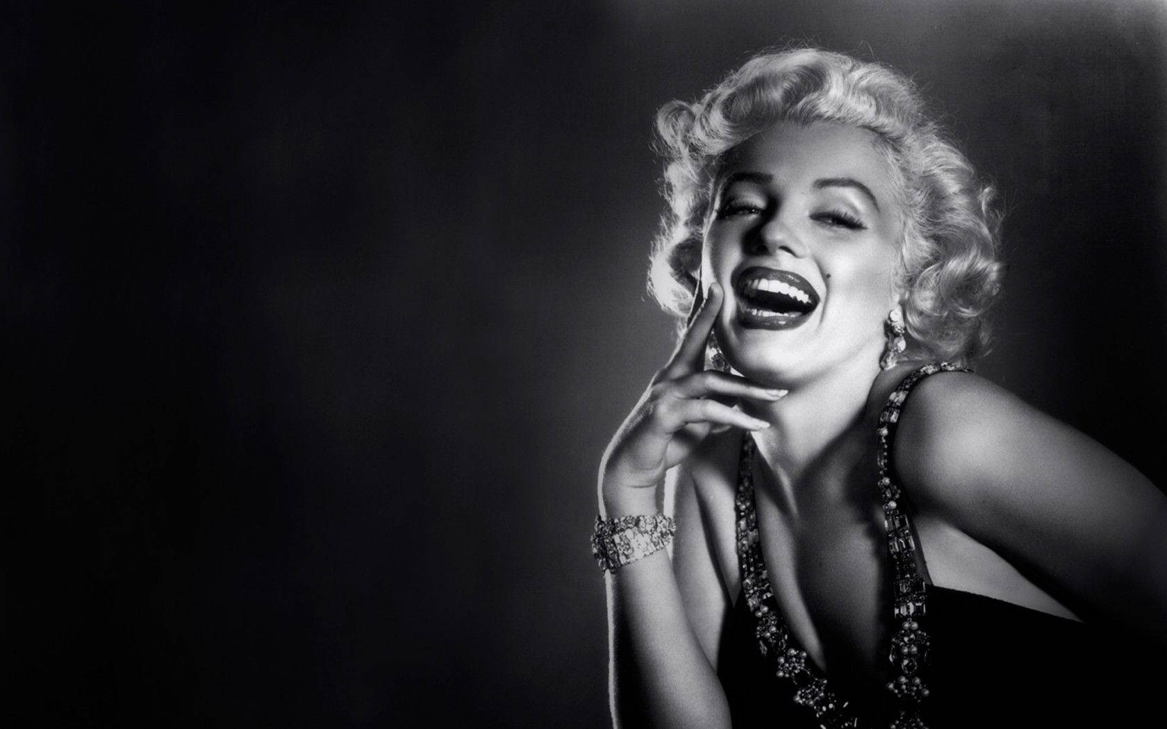 Marilyn Monroe, laughing pose, black and white studio portrait, HD Desktop Wallpaper