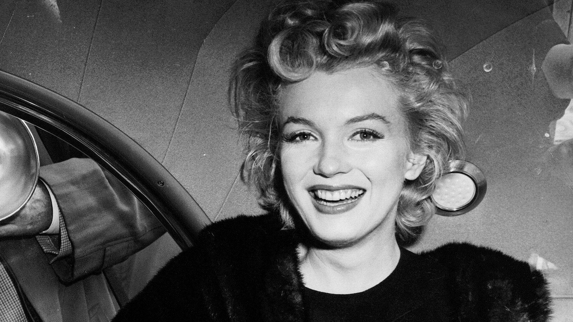 Marilyn Monroe, vintage car, fur collar, Full HD Desktop Wallpaper
