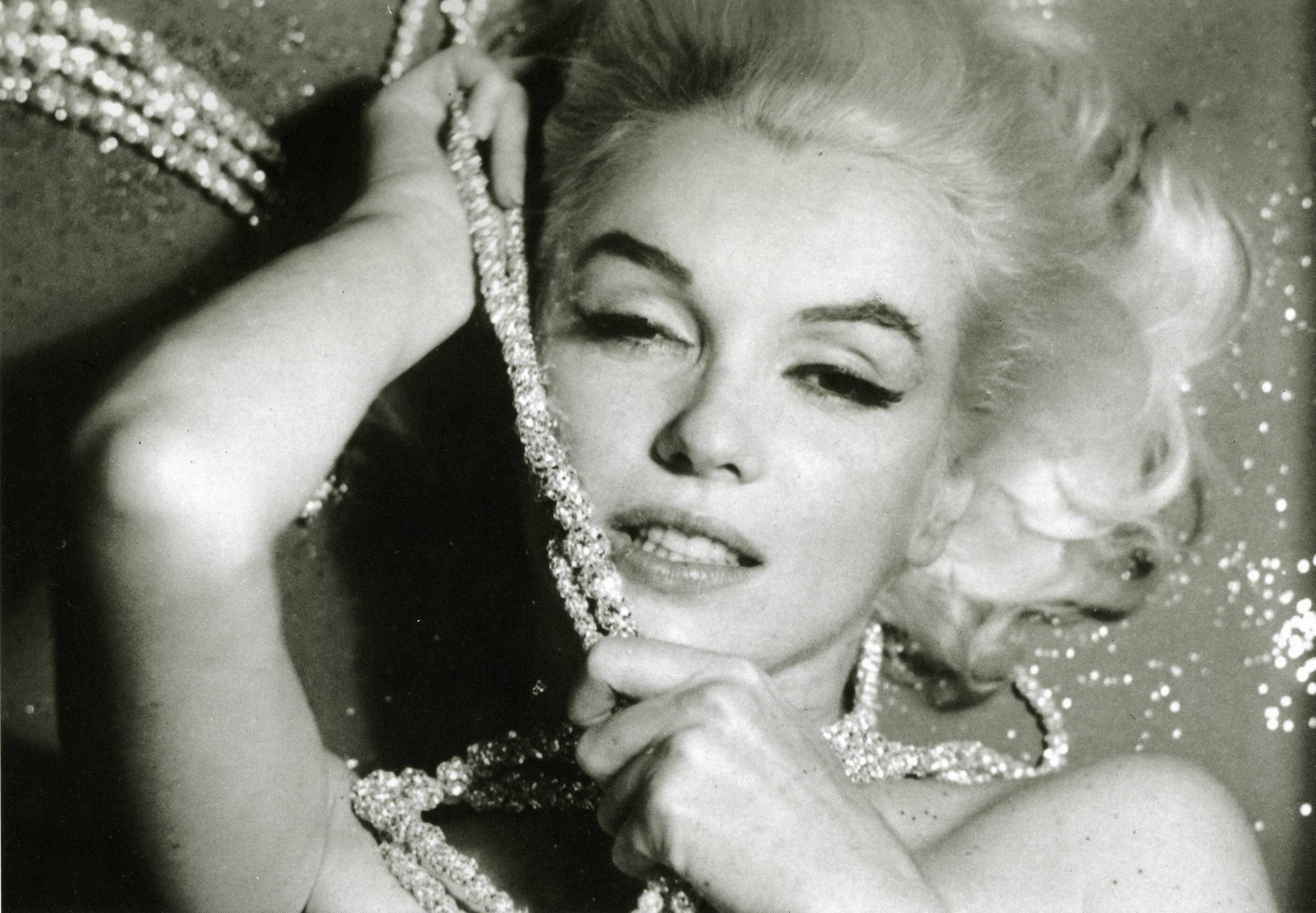 Marilyn Monroe, glittering diamond necklace, glamorous black and white portrait, 2K Desktop Wallpaper
