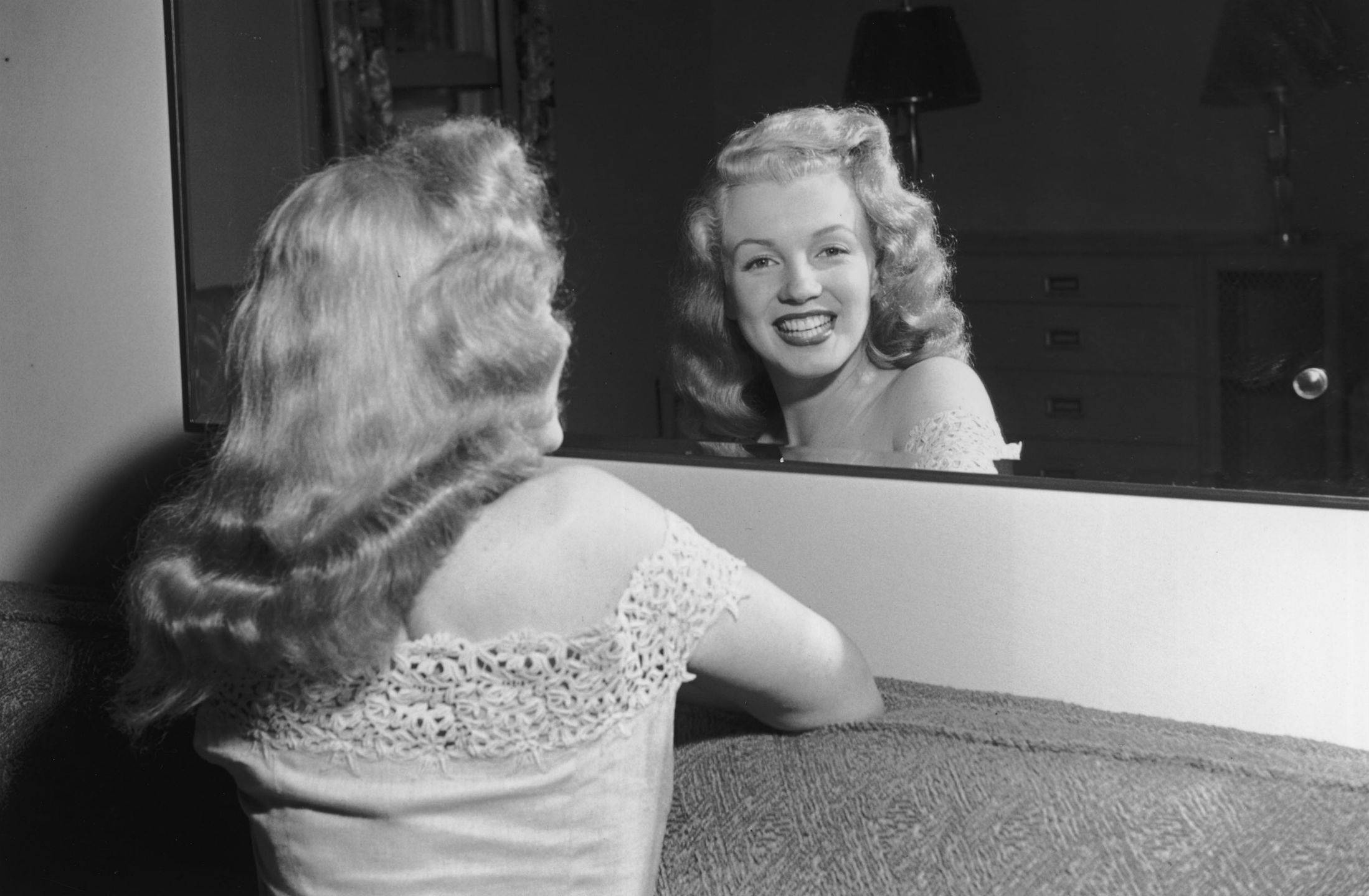 Marilyn Monroe, mirror, smiling, Full HD Desktop Wallpaper