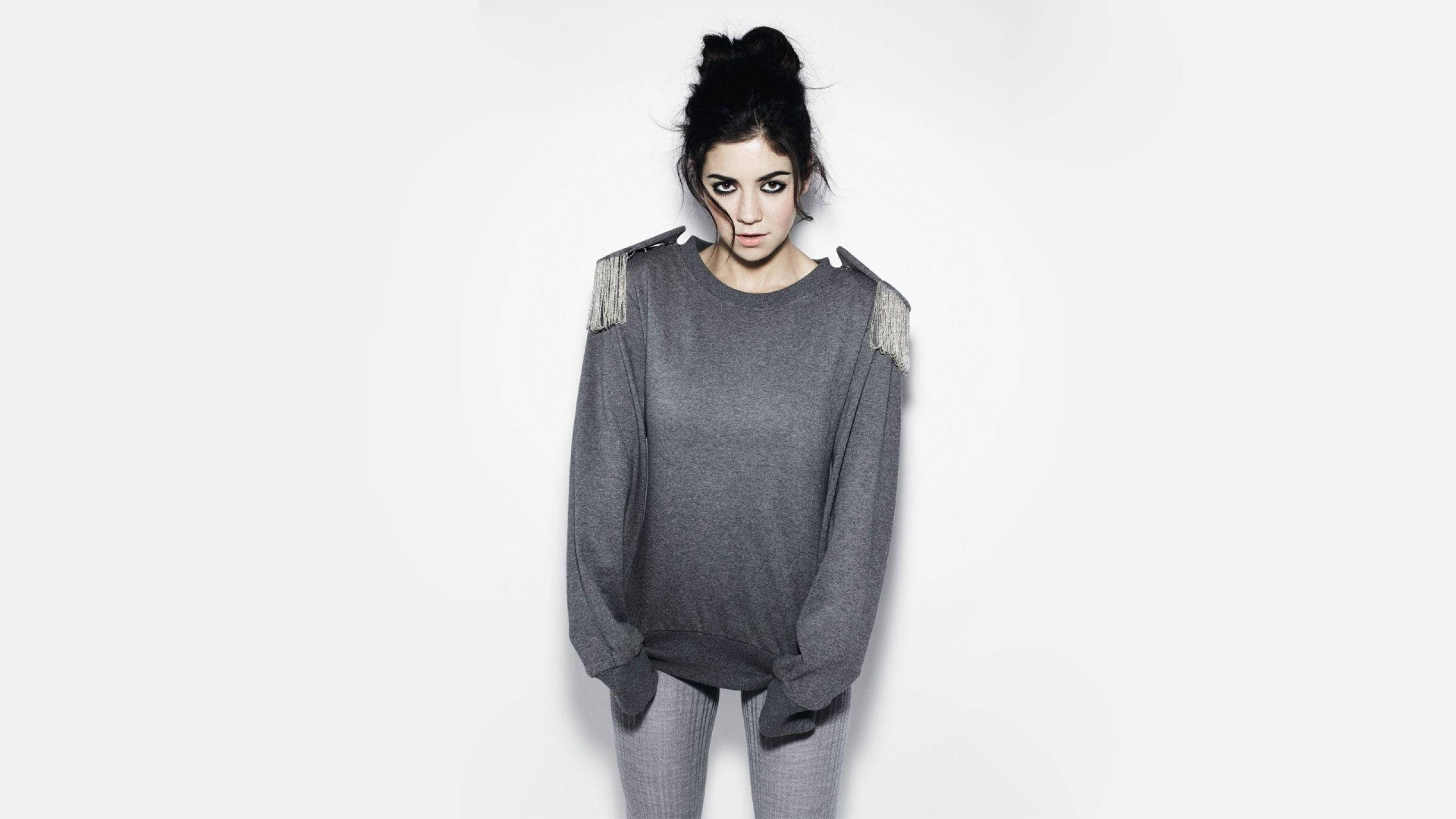 Marina and the diamonds, dark hair, bun, 2K Desktop Wallpaper