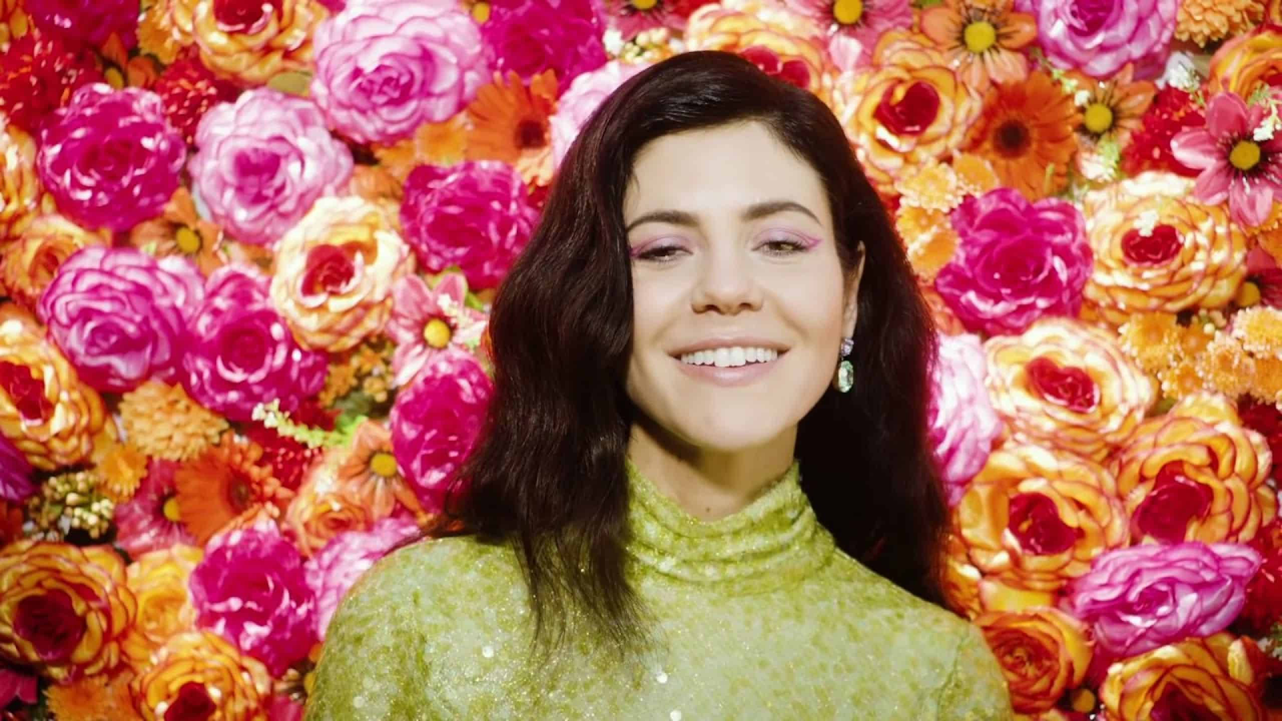 Marina and the diamonds, green sequined top, pink and orange flowers, 2K Desktop Wallpaper