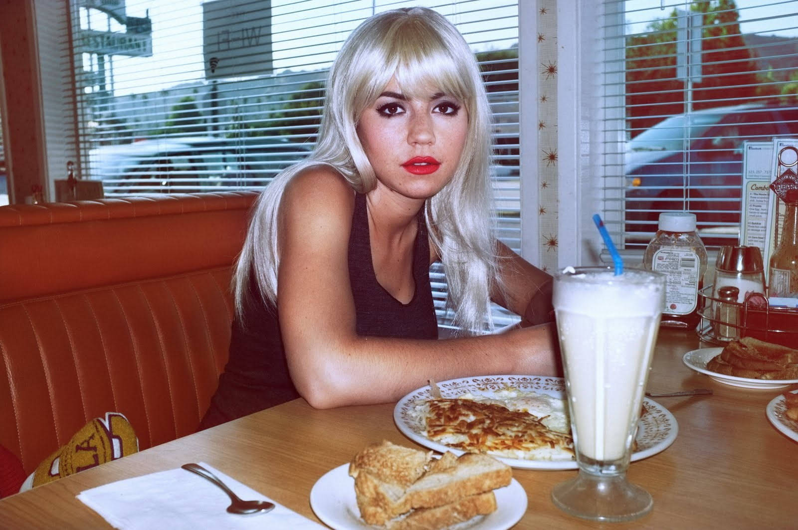 Marina and the diamonds, diner, blonde woman, HD Desktop Wallpaper