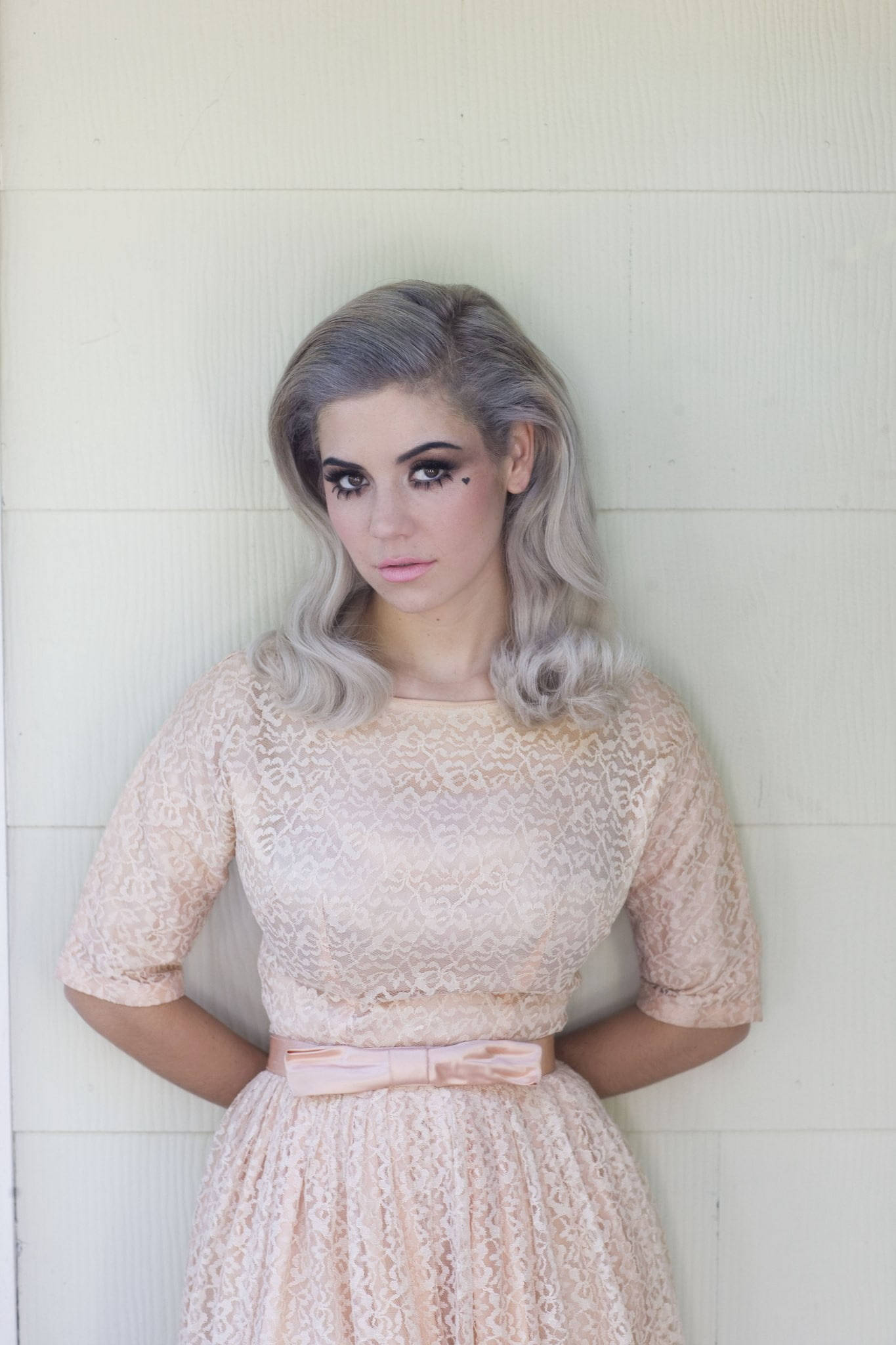 Marina and the Diamonds, silver wavy hair, dramatic makeup, Full HD Phone Wallpaper