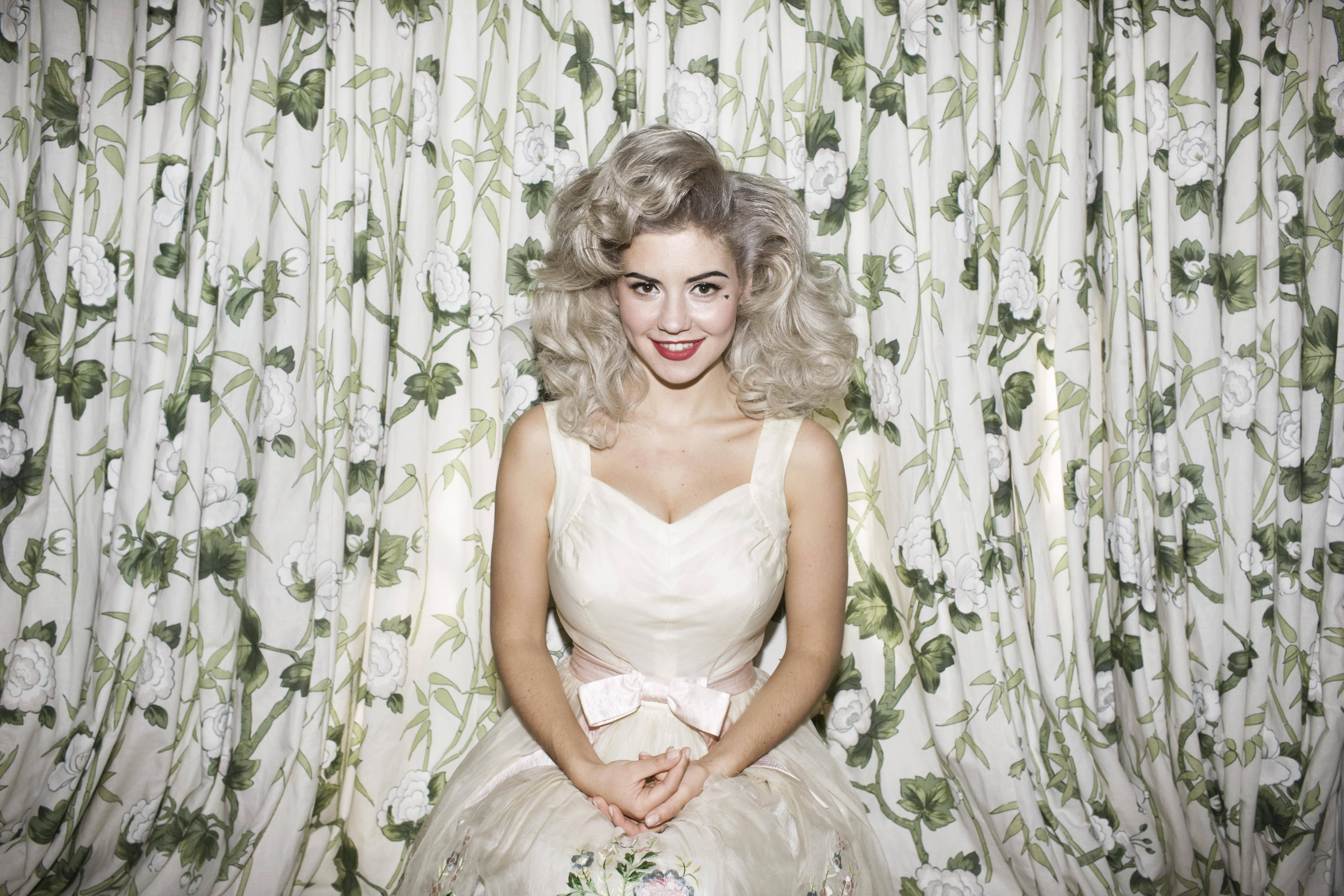 Marina and the diamonds, blonde, voluminous blonde curls, 5K Desktop Wallpaper