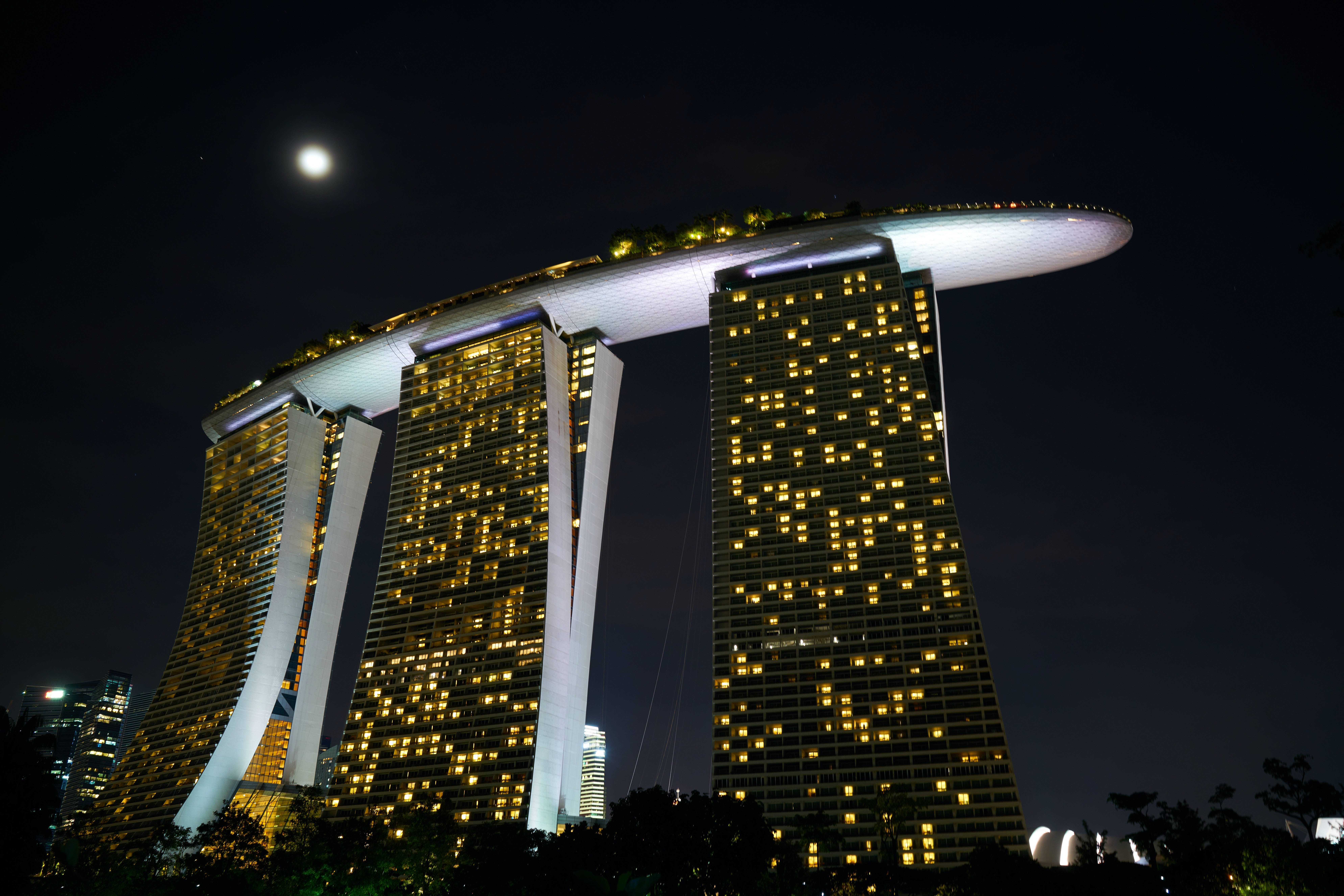 Marina Bay Sands, moonlit night sky, golden glow, 8K Desktop Wallpaper