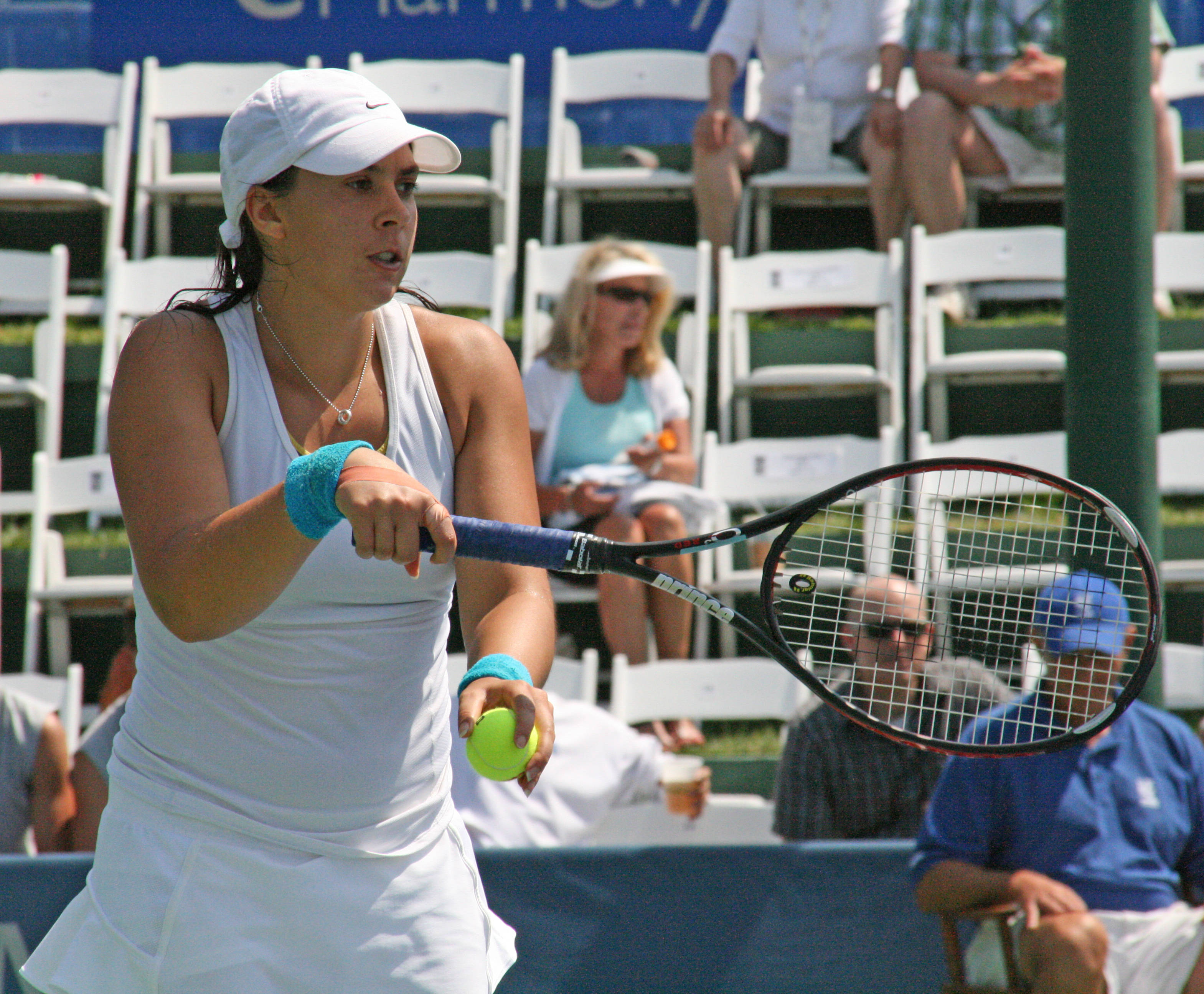 Marion Bartoli, white gear, yellow ball, 2K Desktop Wallpaper