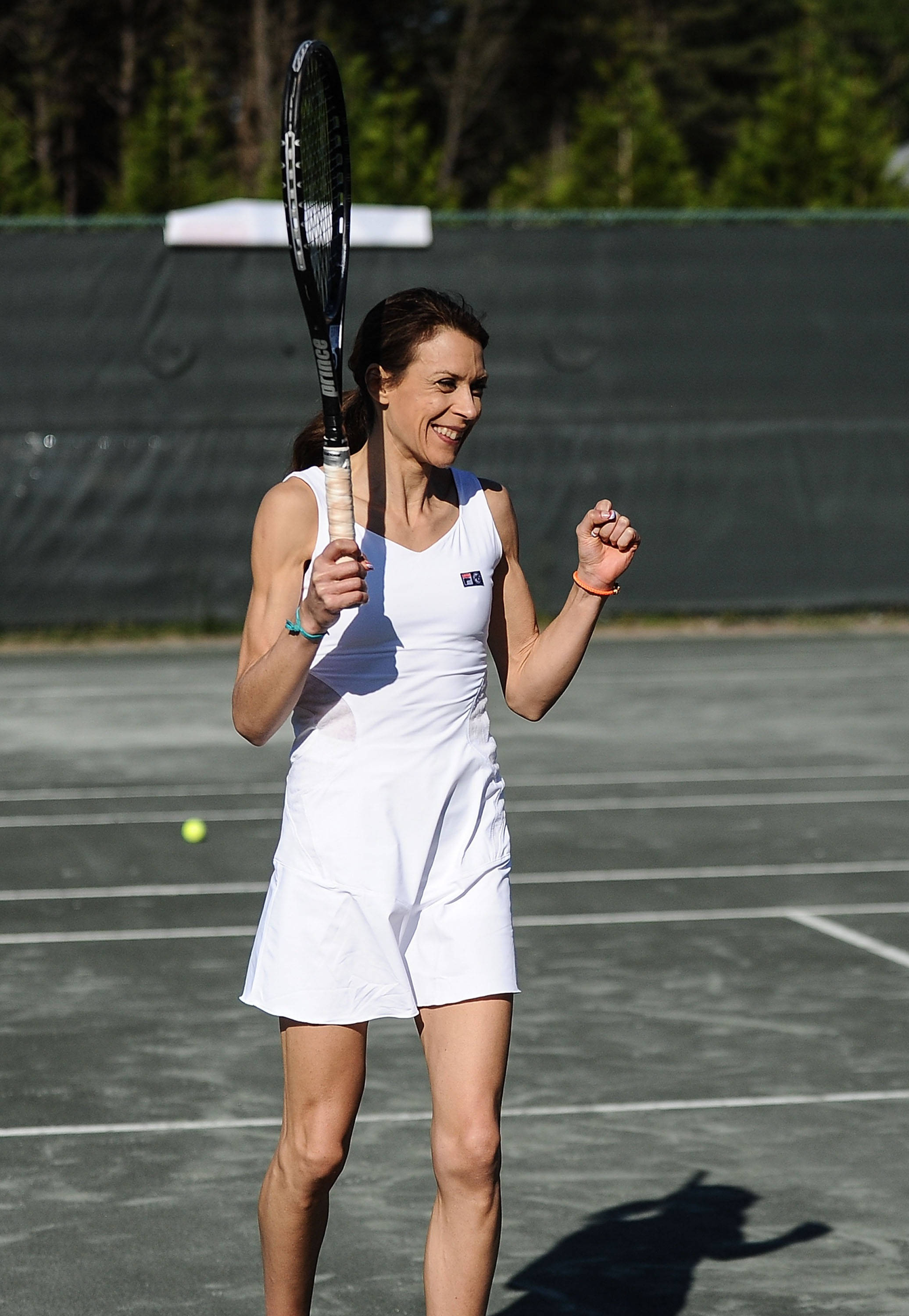 Marion Bartoli, white, sunlit outdoor court, 2K Phone Wallpaper