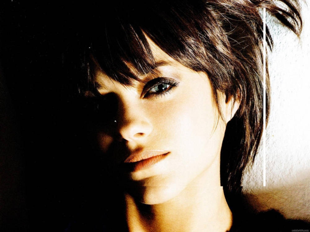 Marion Cotillard, short dark hair, dramatic lighting, SD Desktop Wallpaper