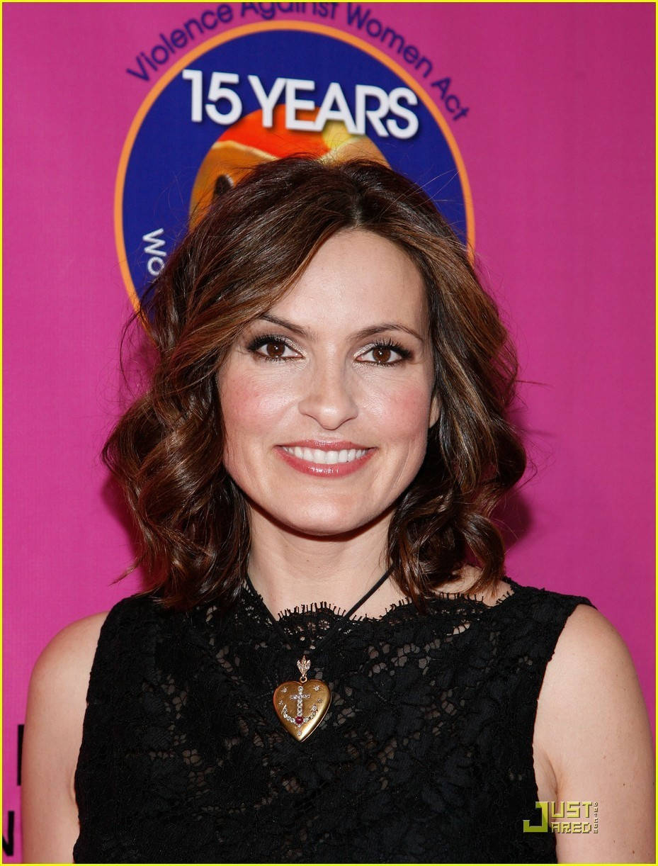 Mariska Hargitay, curly hair, heart foundation, SD Phone Wallpaper