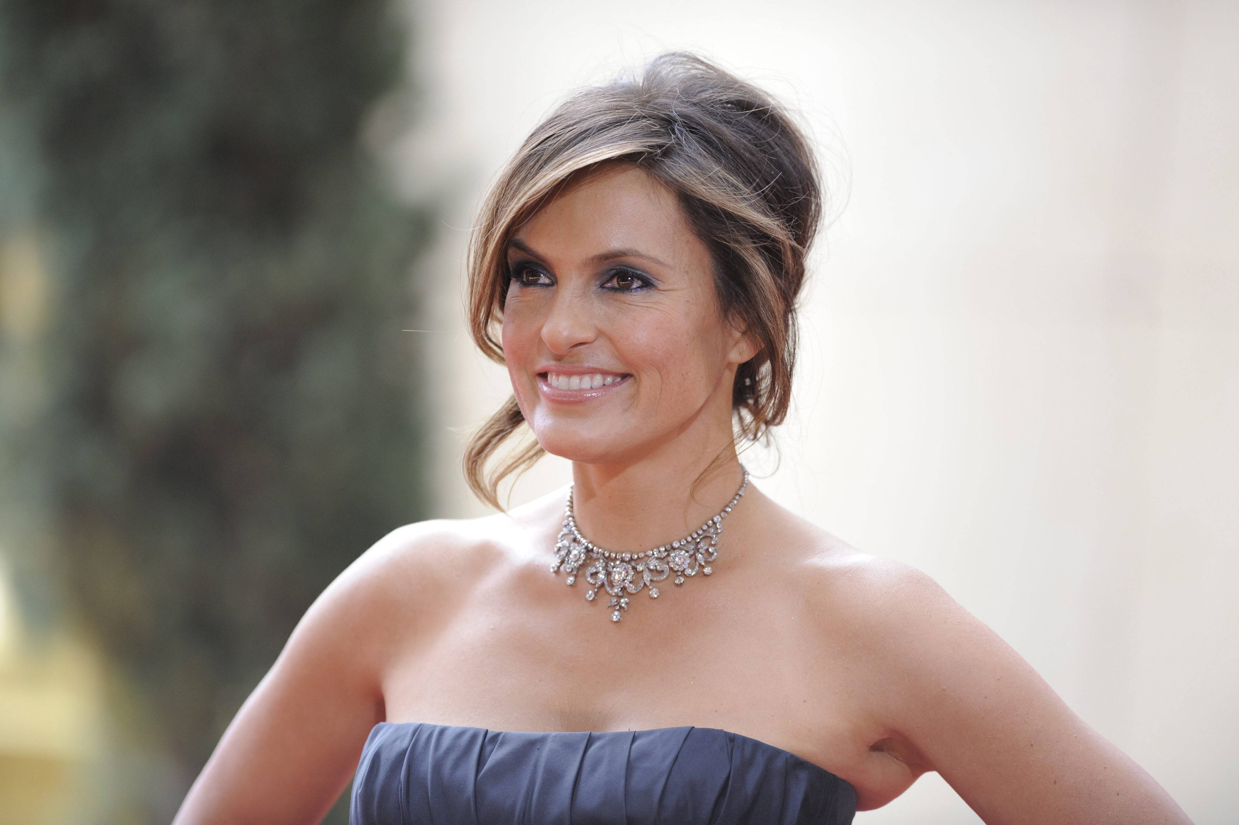 Mariska Hargitay, 2010 Vanity Fair Oscar Party, dark blue strapless gown, 4K Desktop Wallpaper