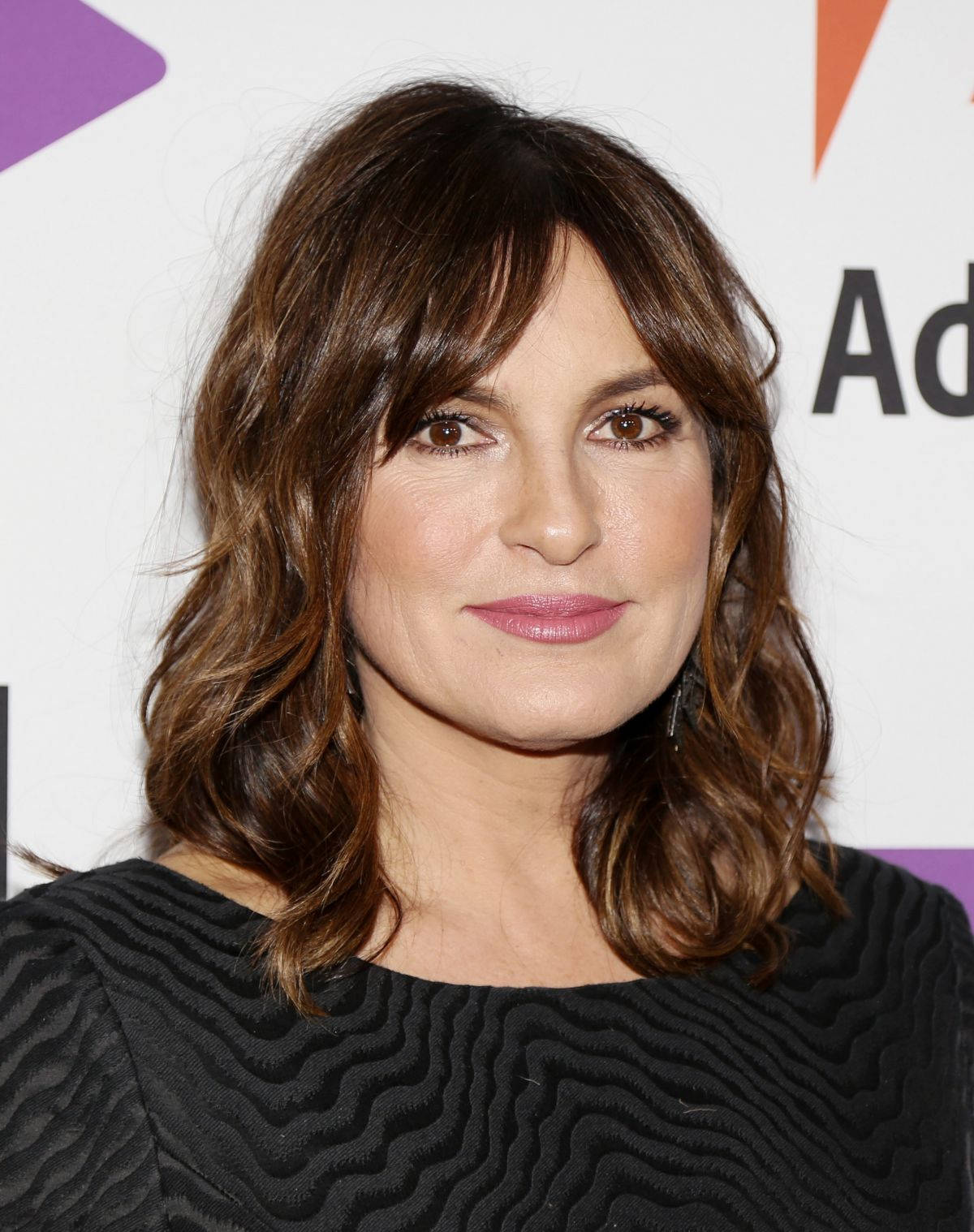 Mariska Hargitay, wavy brown hair, subtle smile, HD Phone Wallpaper