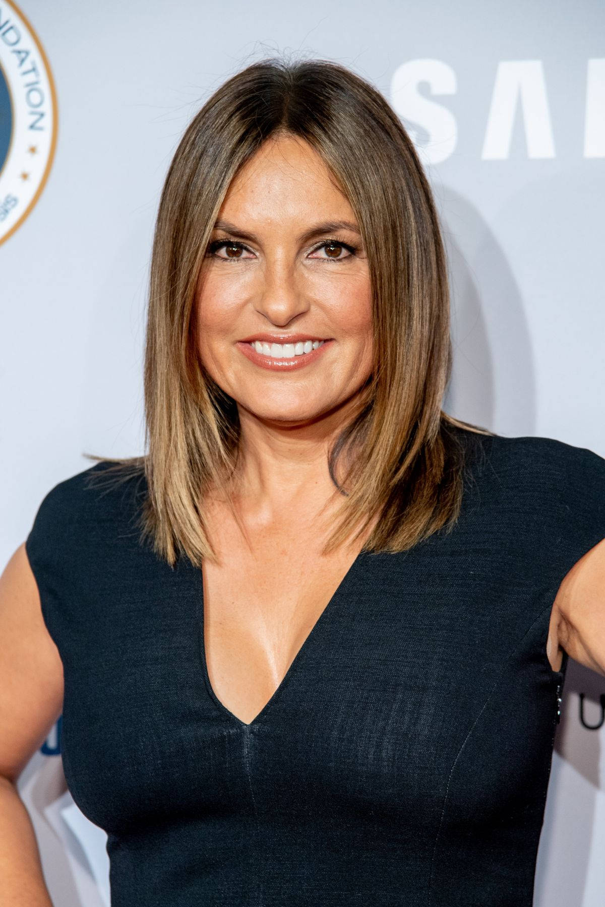Mariska Hargitay, 2018 Samsung Charity Gala, black dress, HD Phone Wallpaper