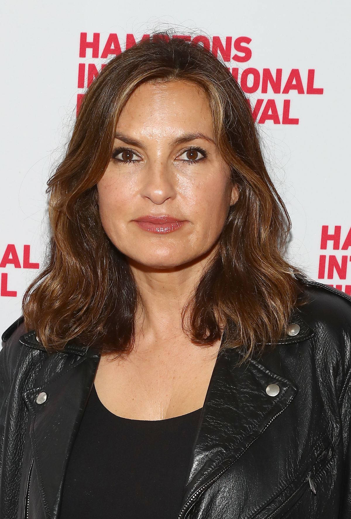 Mariska Hargitay, 2017 Hamptons International Film Festival, black leather jacket, HD Phone Wallpaper