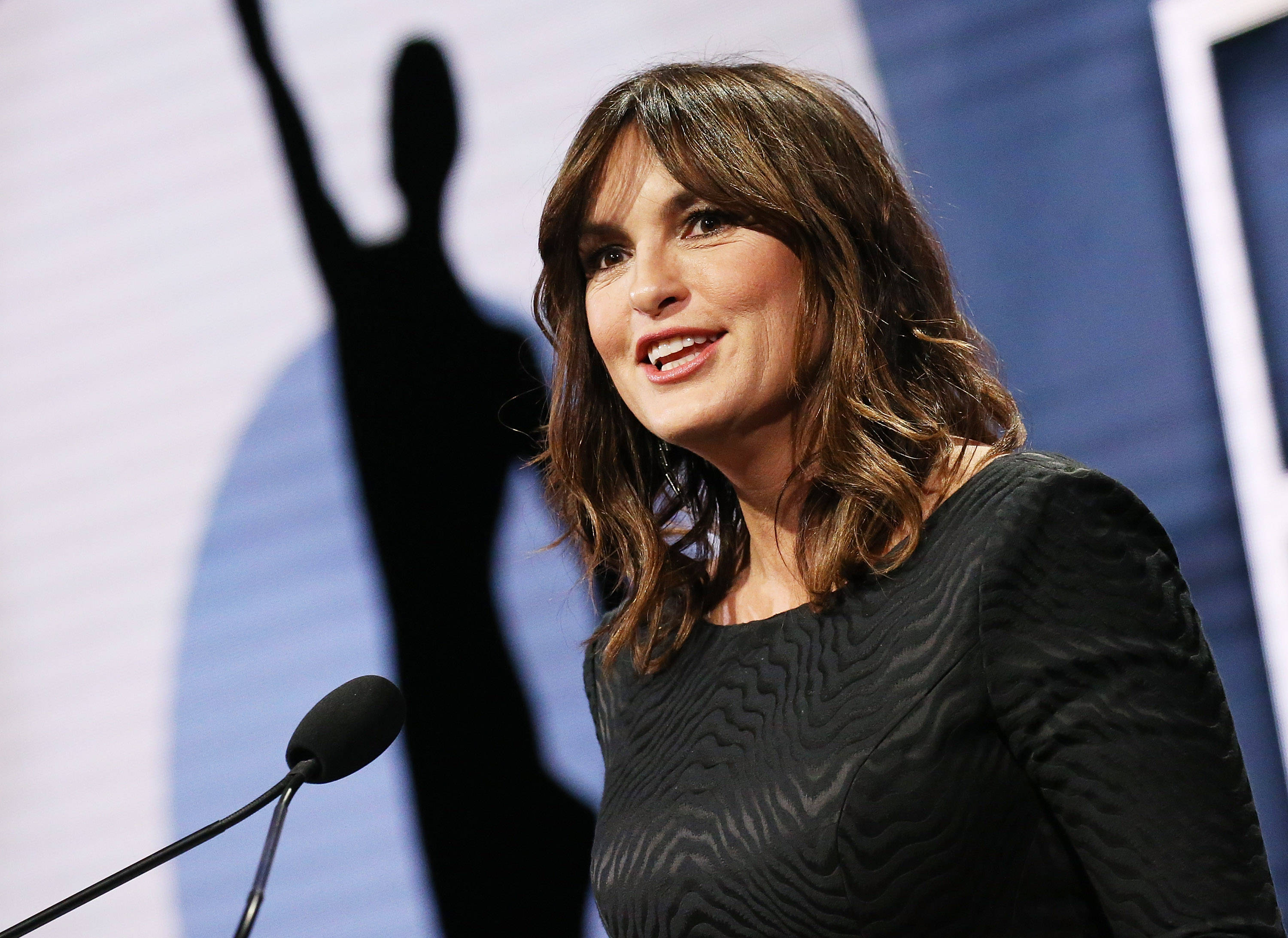 Mariska Hargitay, 68th Annual ACE Eddie Awards, podium, 2K Desktop Wallpaper