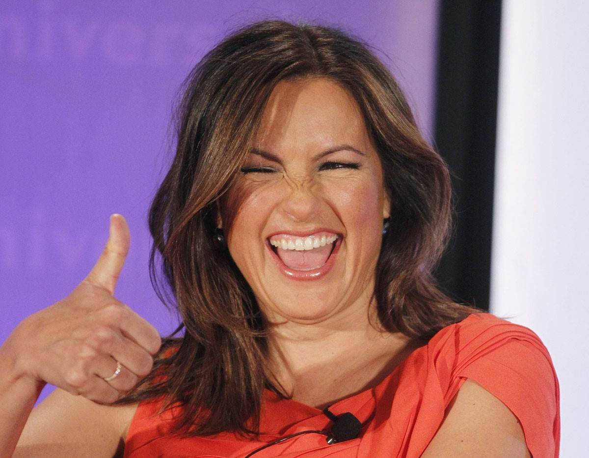 Mariska Hargitay, red top, thumbs up, SD Desktop Wallpaper