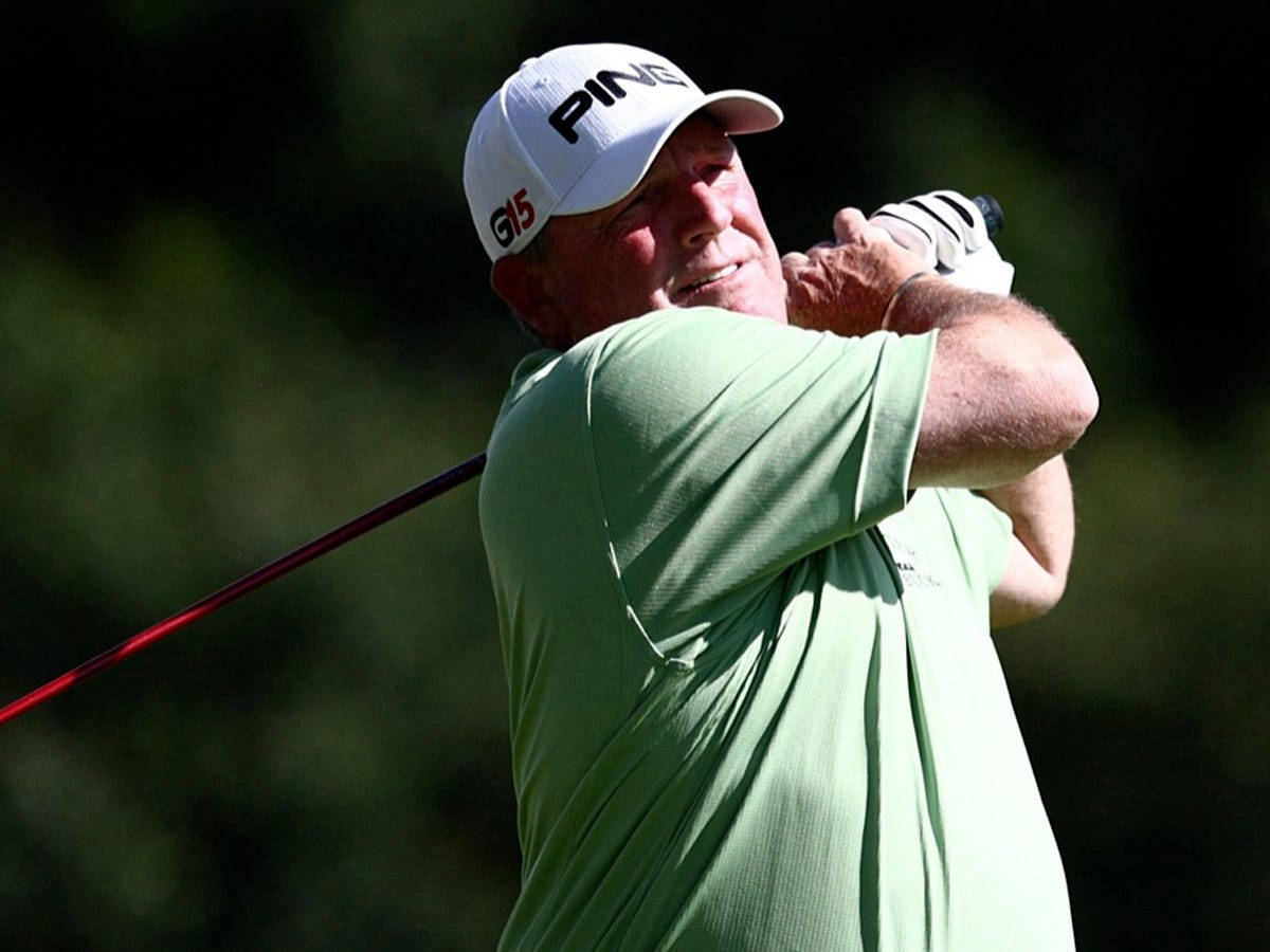 Mark Calcavecchia, light green shirt, white cap, SD Desktop Wallpaper
