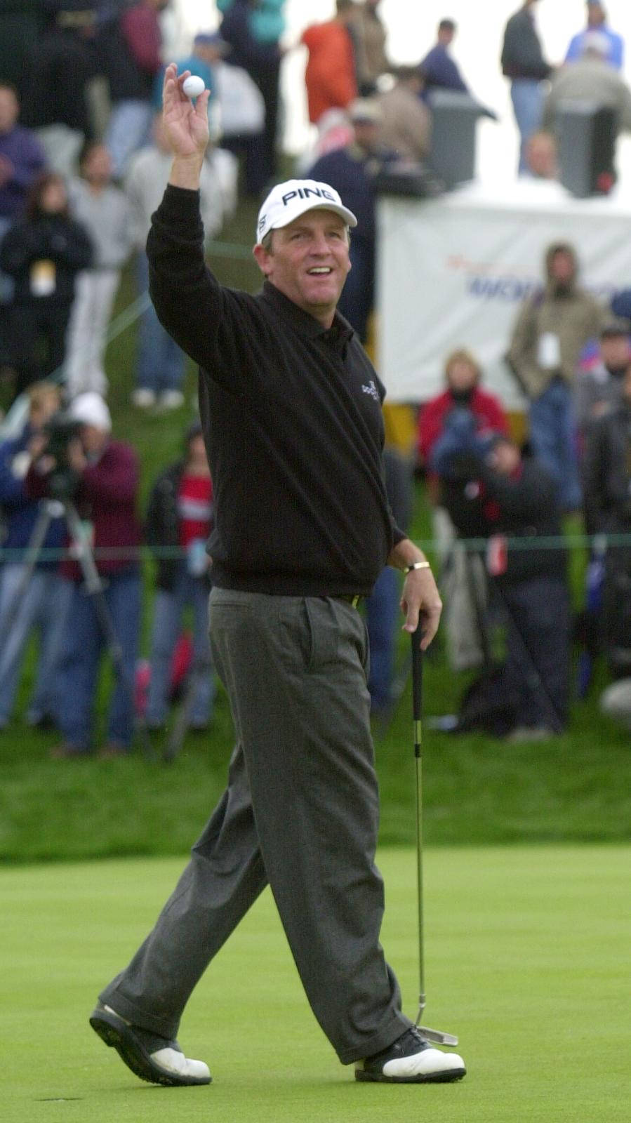 Mark Calcavecchia, golf ball, lush green course, HD Phone Wallpaper