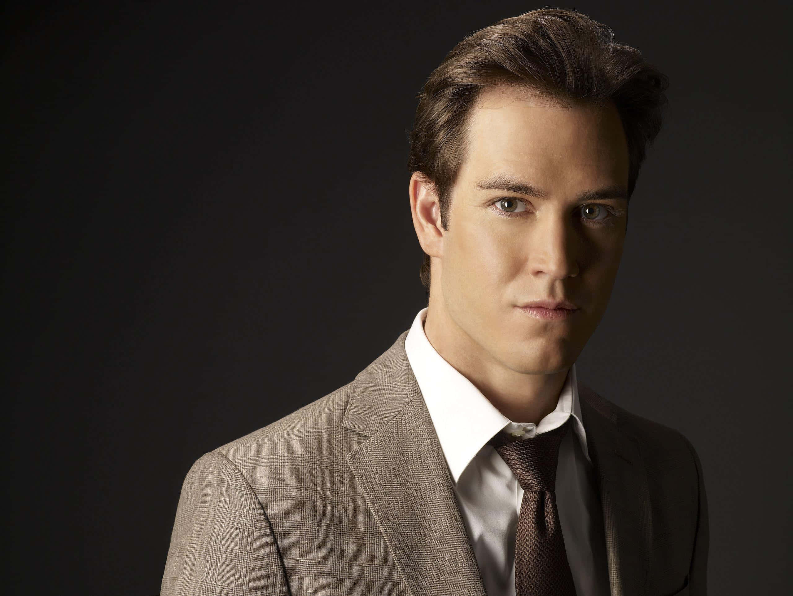 Mark-paul Gosselaar, beige suit, brown tie, 2K Desktop Wallpaper