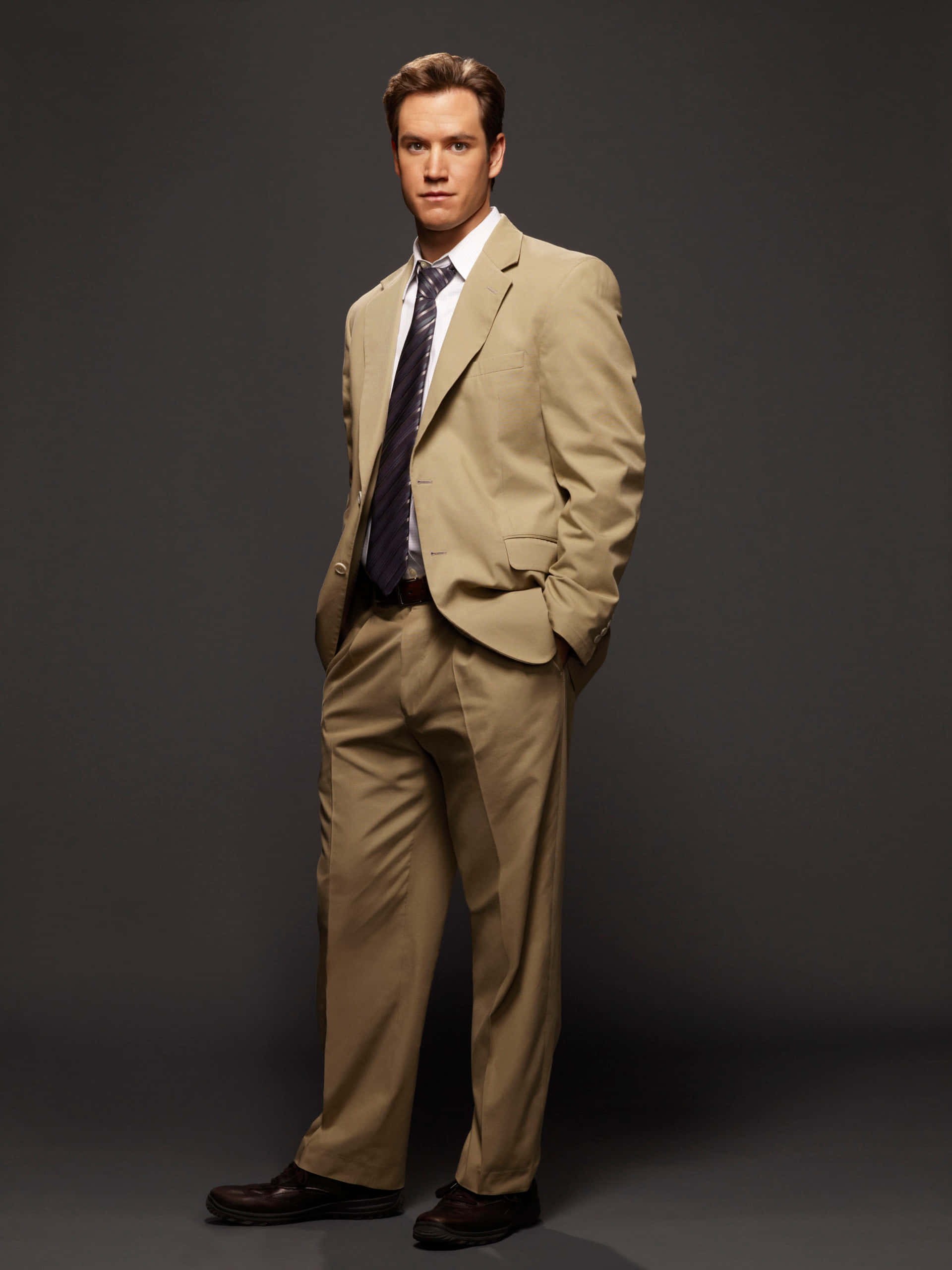 Mark-Paul Gosselaar, tan suit, dark gray studio backdrop, 2K Phone Wallpaper