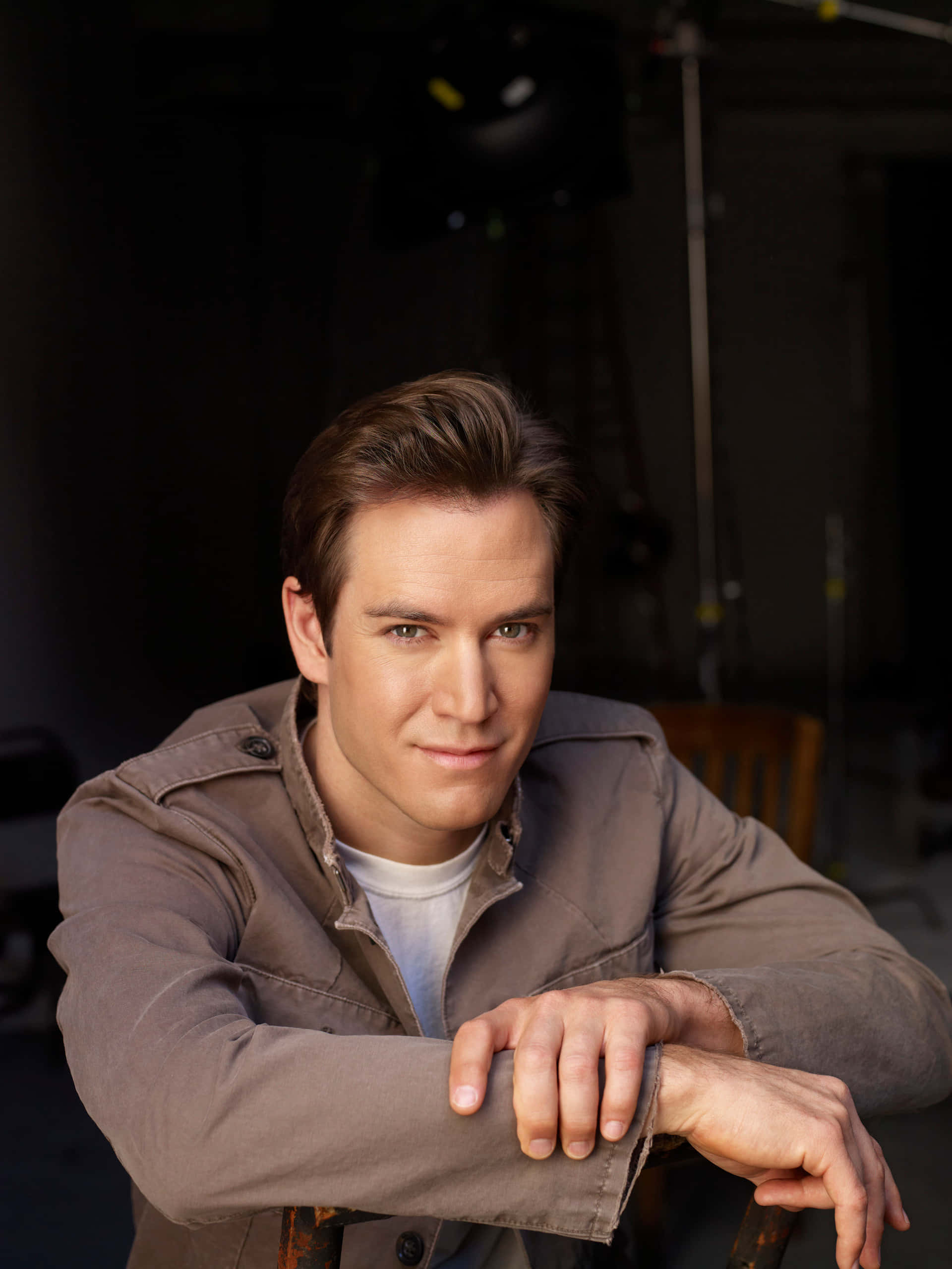 Mark-paul Gosselaar, brown jacket, dimly lit studio, 2K Phone Wallpaper