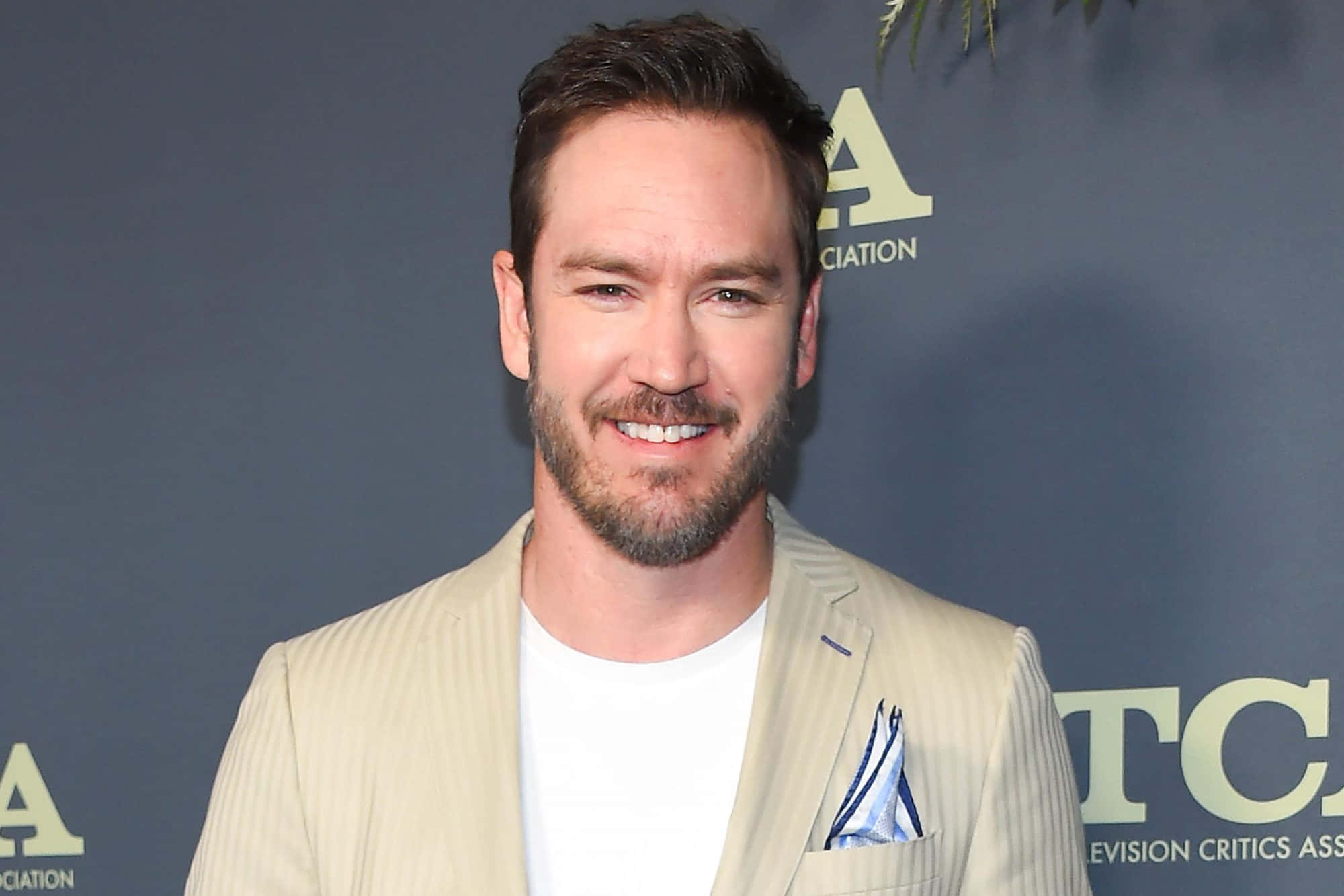 Mark-paul Gosselaar, beige blazer, white tee, Full HD Desktop Wallpaper