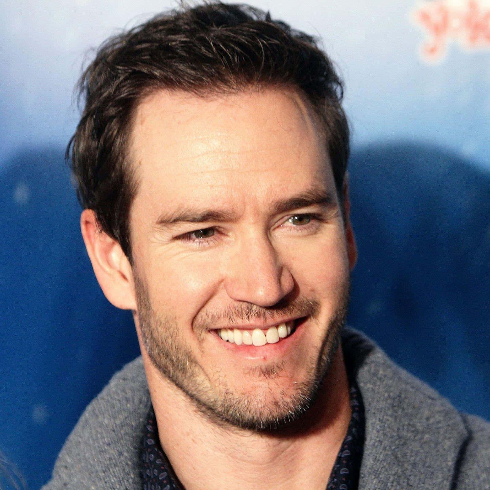 Mark-Paul Gosselaar, blue suit, blue backdrop, HD Desktop Wallpaper