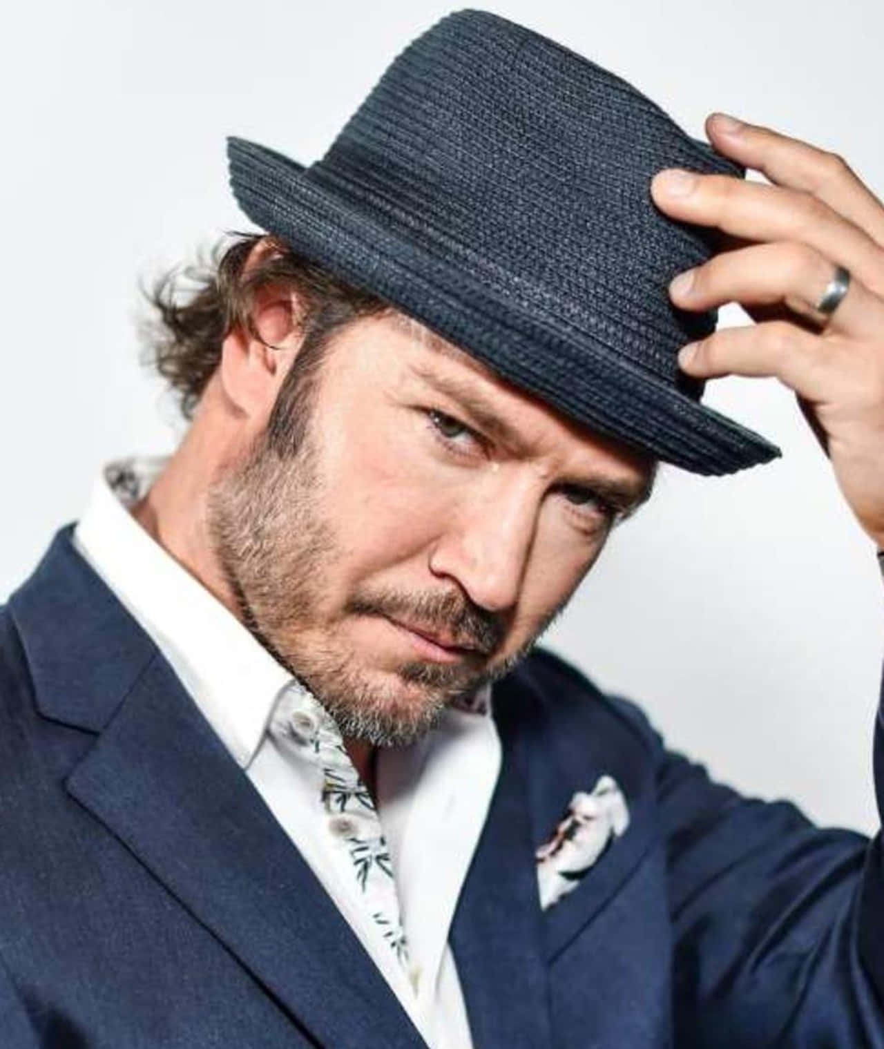 Mark-paul Gosselaar, dark fedora, navy suit, HD Phone Wallpaper