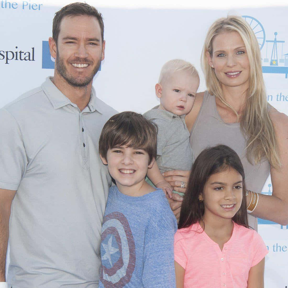 Mark-paul Gosselaar, family of five, white backdrop, SD Desktop Wallpaper