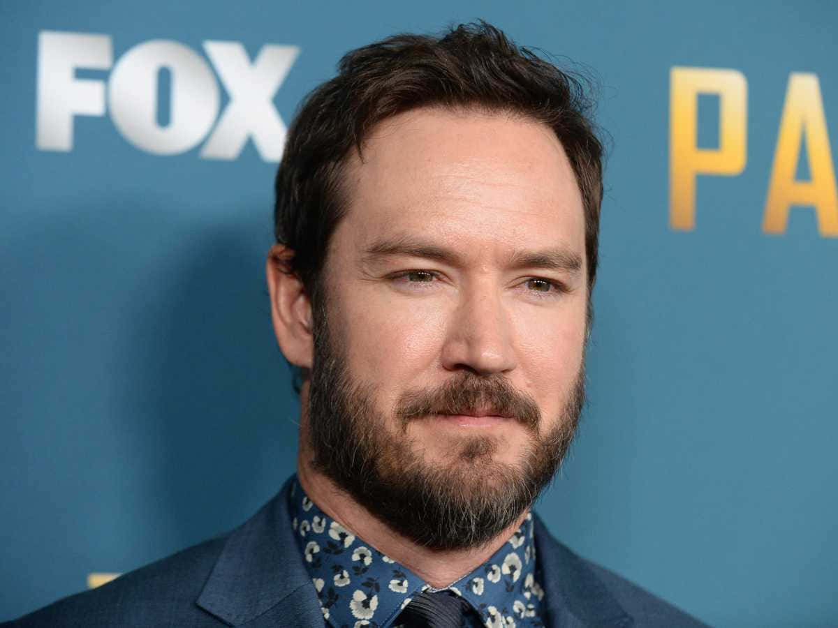 Mark-paul Gosselaar, blue FOX event backdrop, suit, SD Desktop Wallpaper
