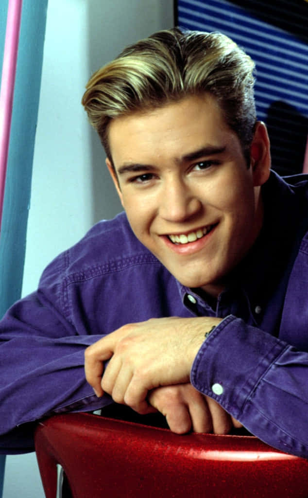 Mark-paul Gosselaar, red chair, colorful striped background, SD Phone Wallpaper
