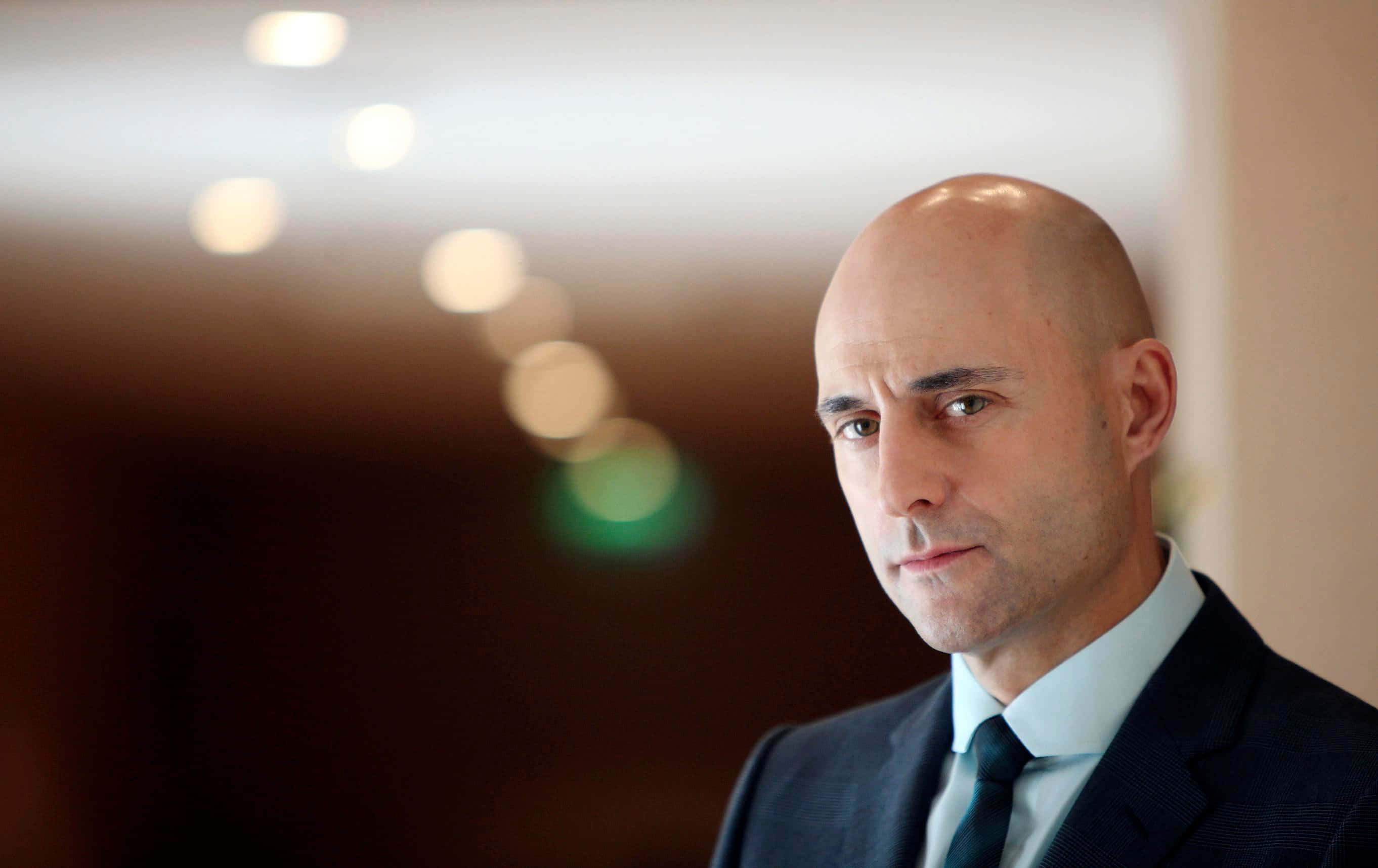 Mark Strong, dark suit, tie, 2K Desktop Wallpaper