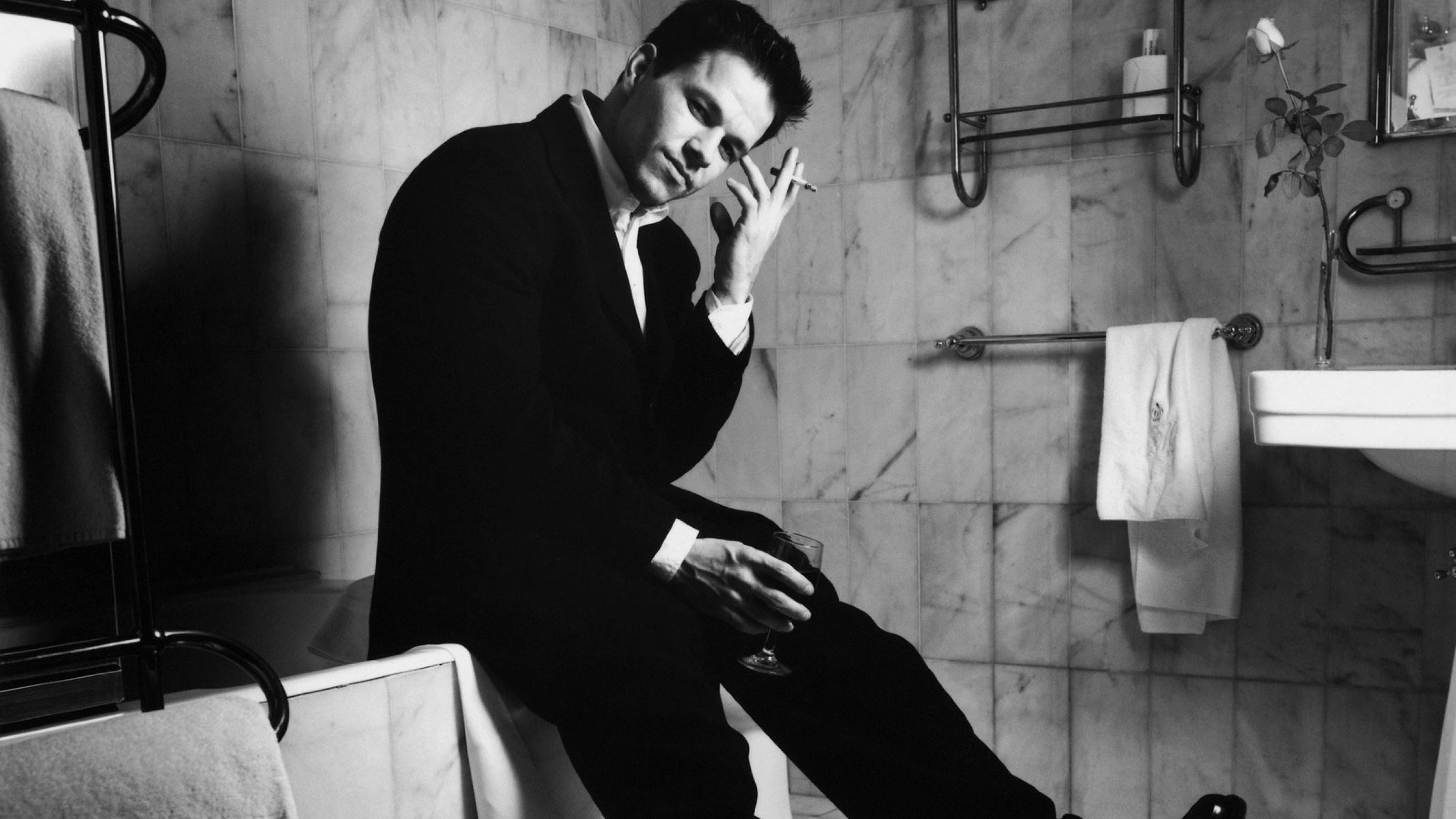 Mark Wahlberg, suit, bathroom edge, 4K Desktop Wallpaper