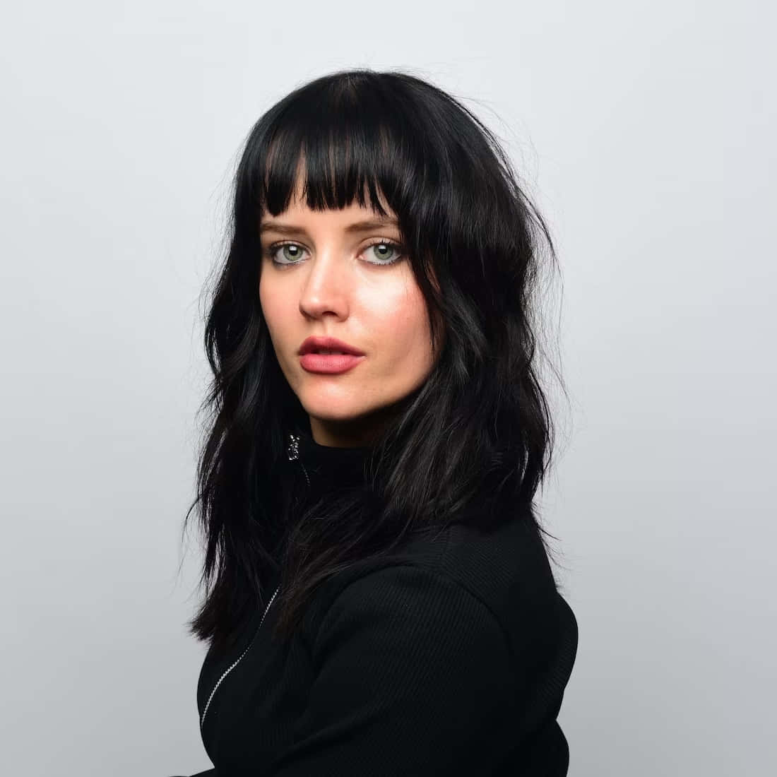 Markella Kavenagh, dark wavy hair, bangs, SD Desktop Wallpaper