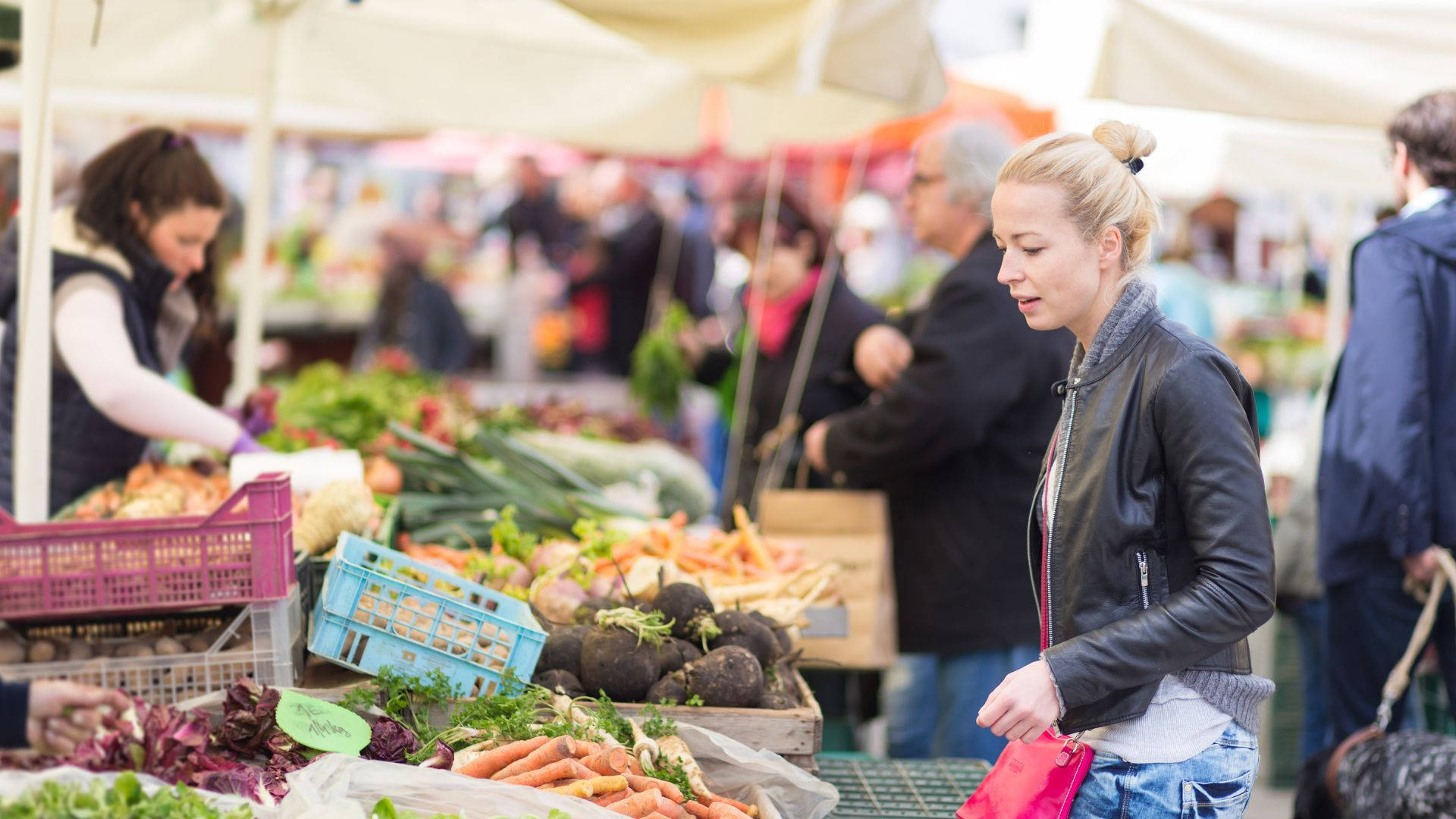 bustling outdoor farmers market, fresh vegetables, bright daylight, Full HD Desktop Wallpaper